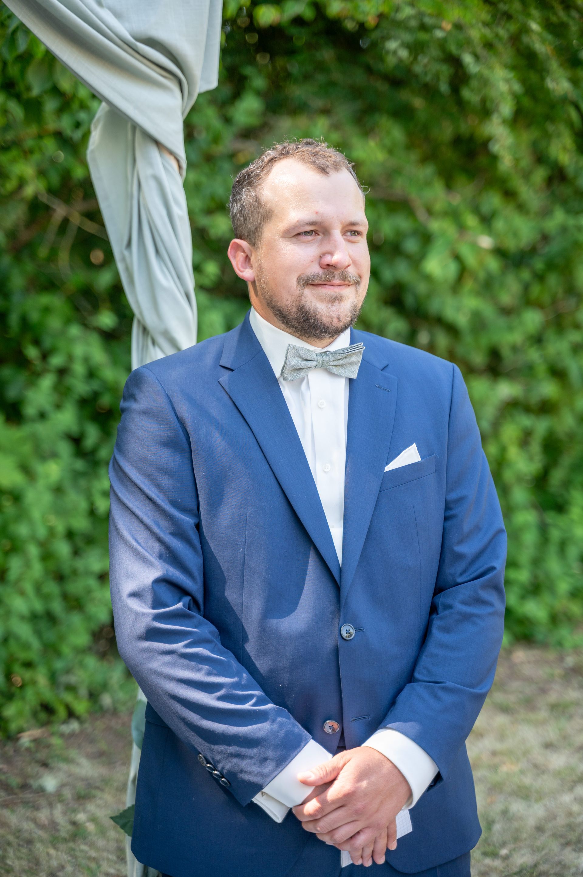 Bräutigam wartet aufgeregt auf seine Braut vor der Zeremonie