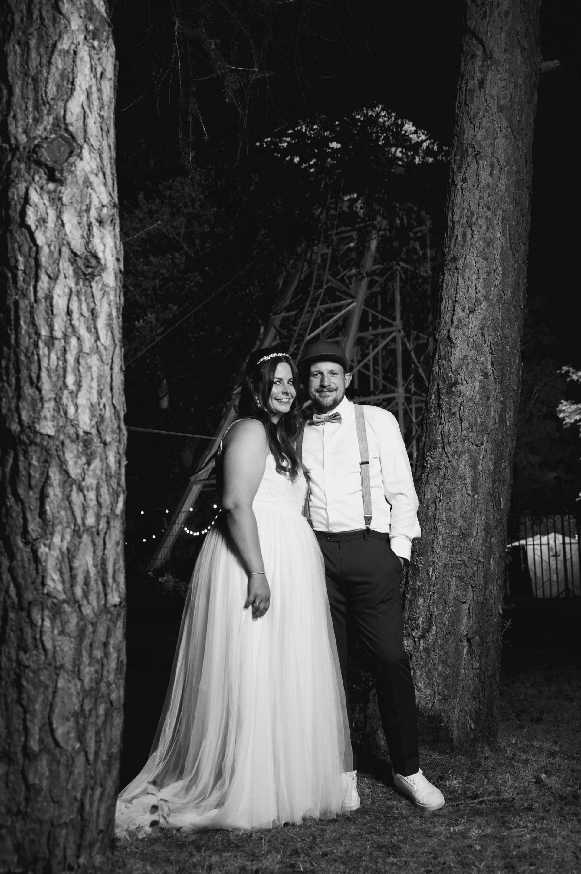 Emotionale Hochzeitsfotografie in Gießen – Romantische Zeremonie im Freien Schwarzweißbild