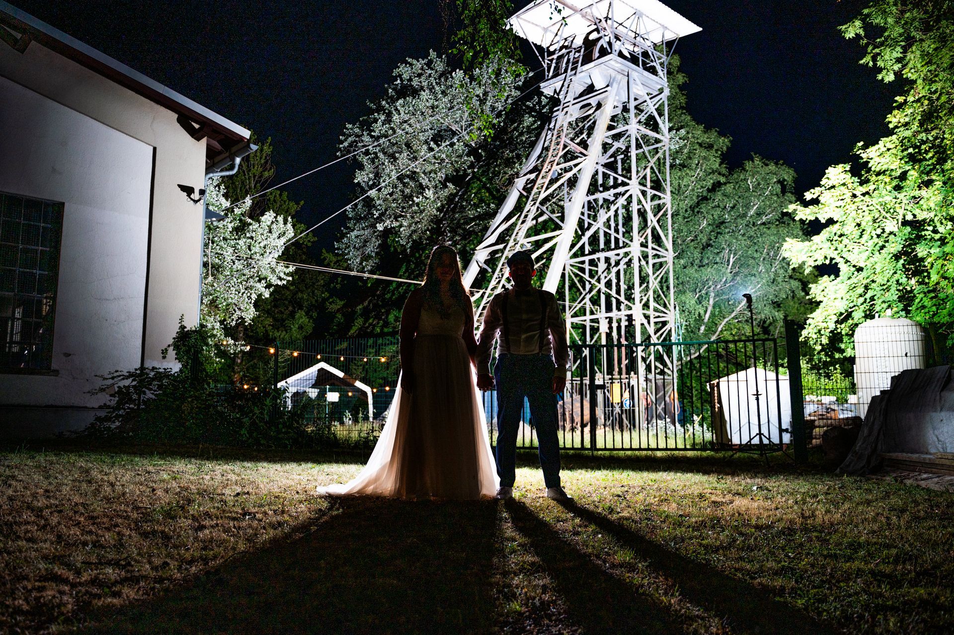 Hochzeitsfotograf Gießen - Brautpaarshooting unter dem Förderturm bei Nacht