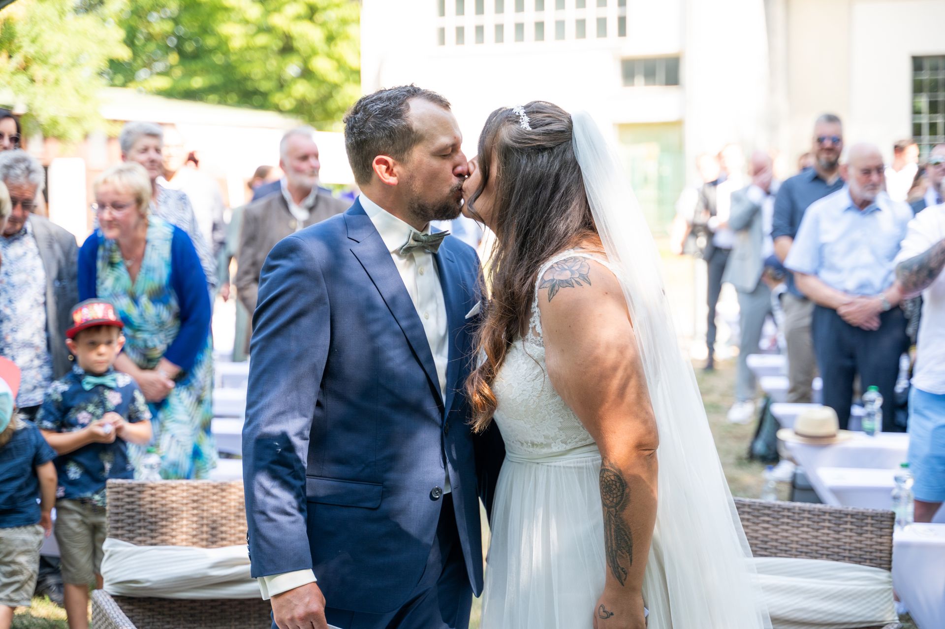 Erster Kuss des Brautpaares nach der freien Trauung