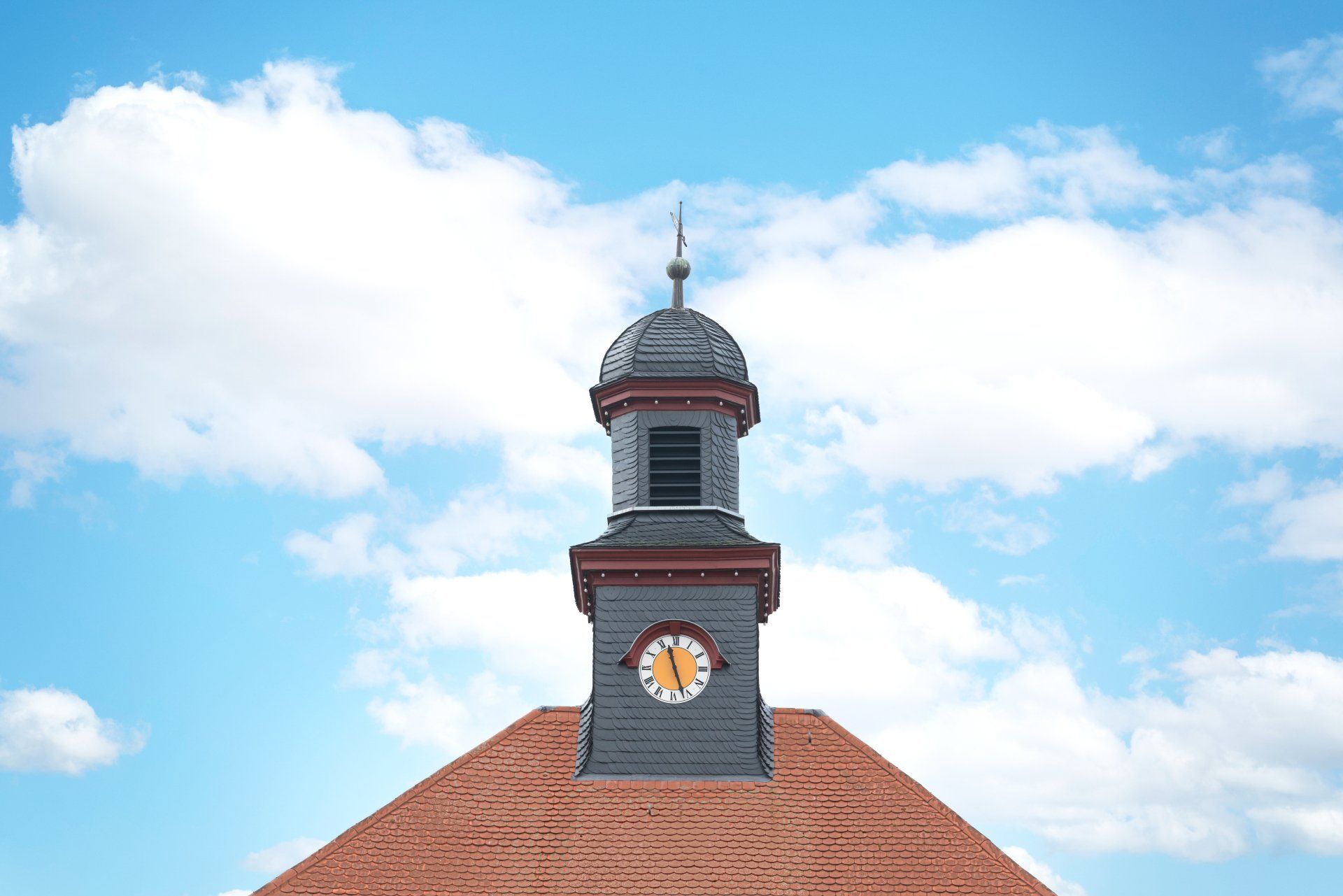 Detailaufnahme einer Restaurierten Turmuhr