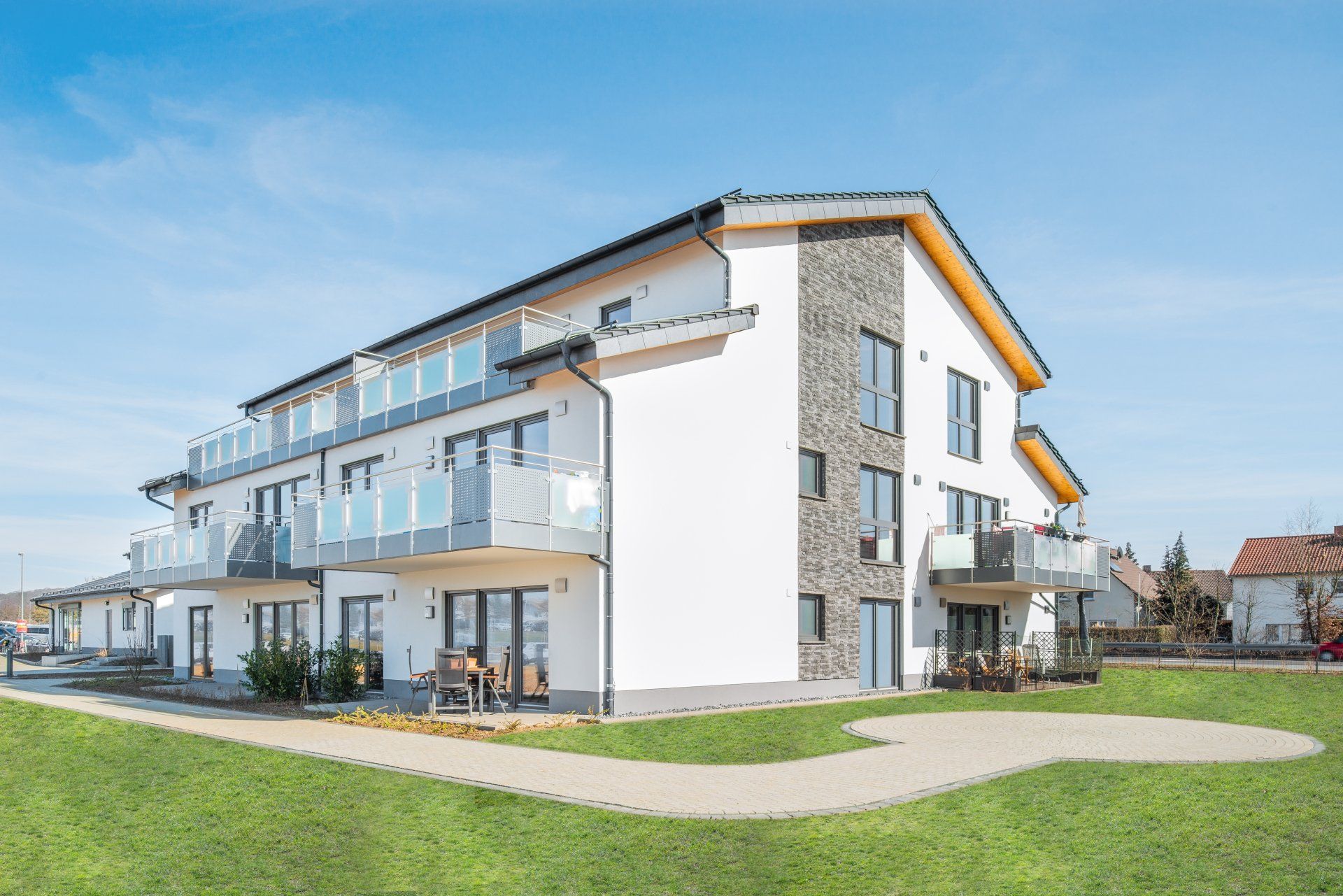 Übereck Ansicht eines Mehrparteien Wohnhauses