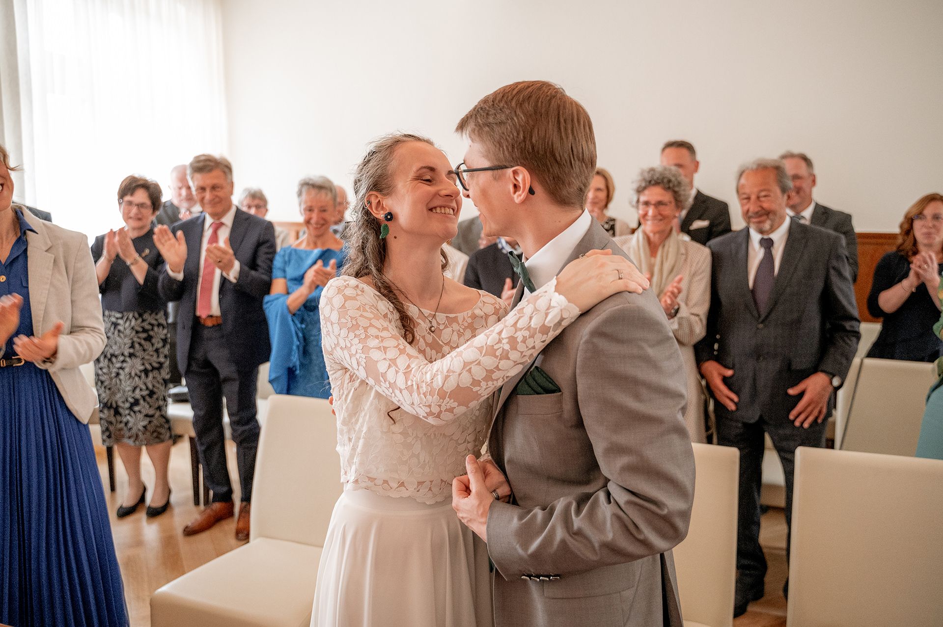 Niklas und Annika umarmen sich beim Hochzeitskuss im Standesamt Wehrheim, der Moment besiegelt ihre Trauung.