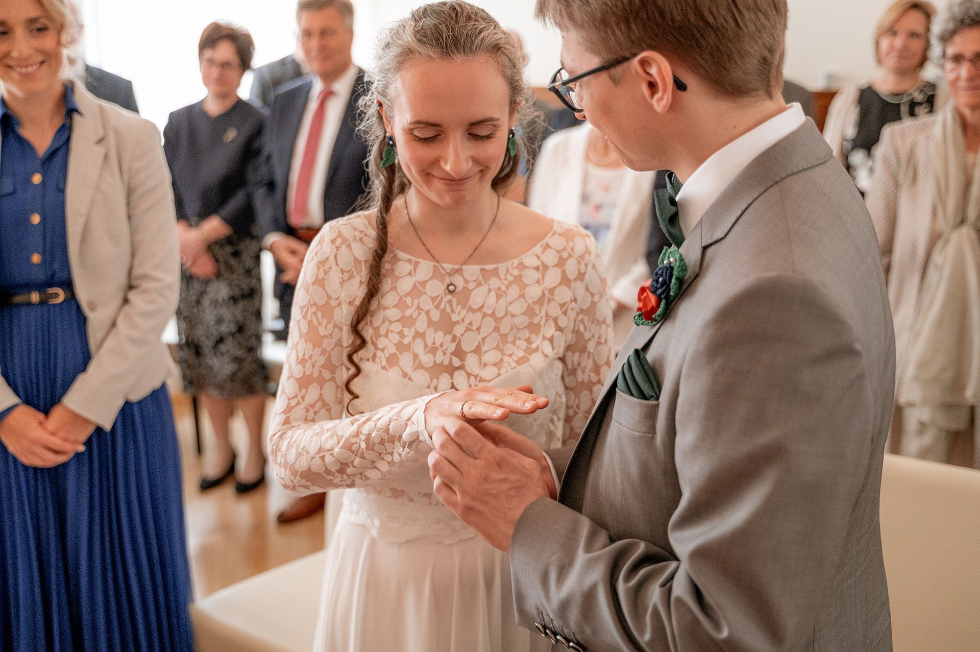 Bei der Trauung im Standesamt in Wehrheim tauscht das Brautpaar ihre Ringe.