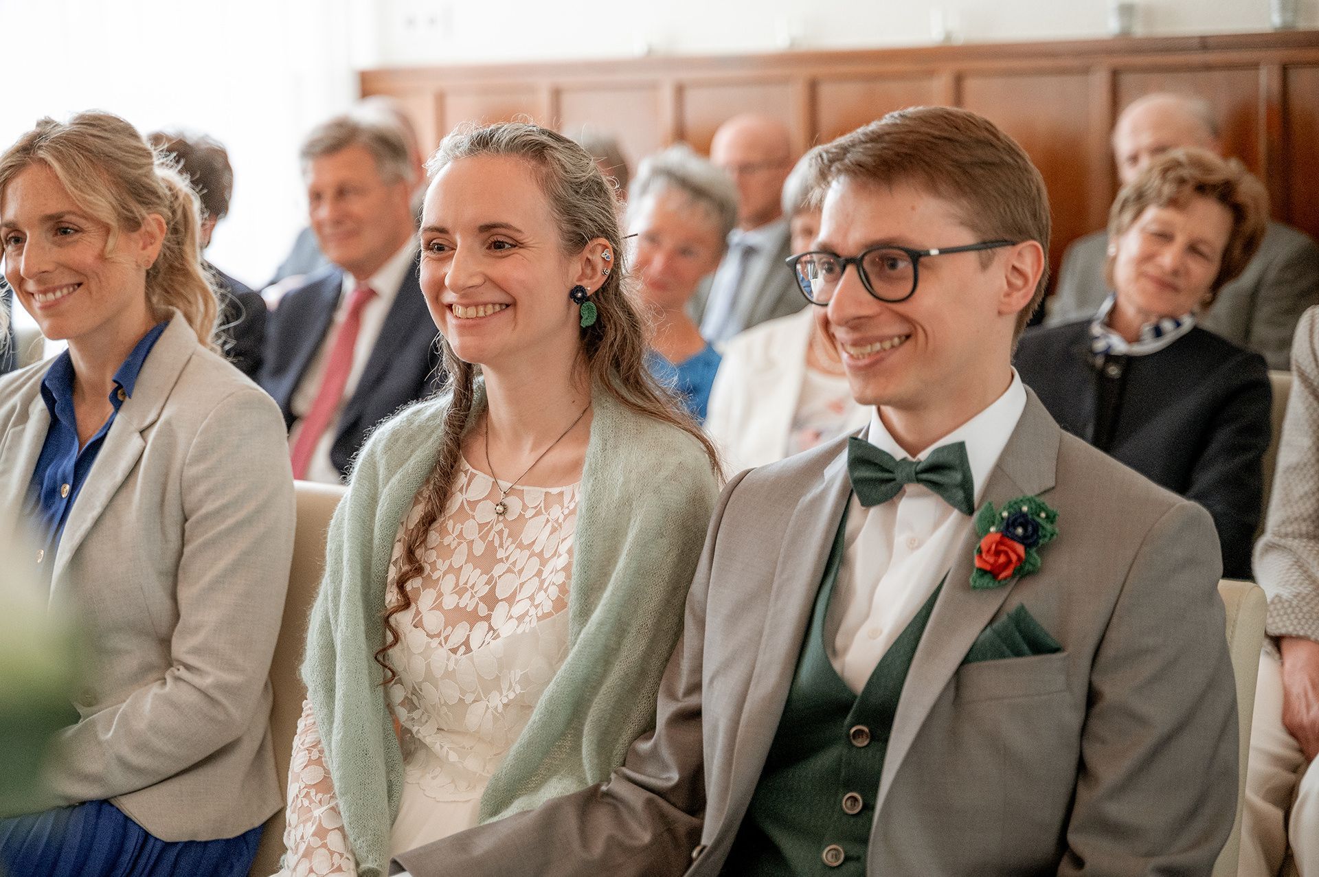 Niklas und Annika zeigen ihr strahlendes Lächeln während ihrer Hochzeitszeremonie.