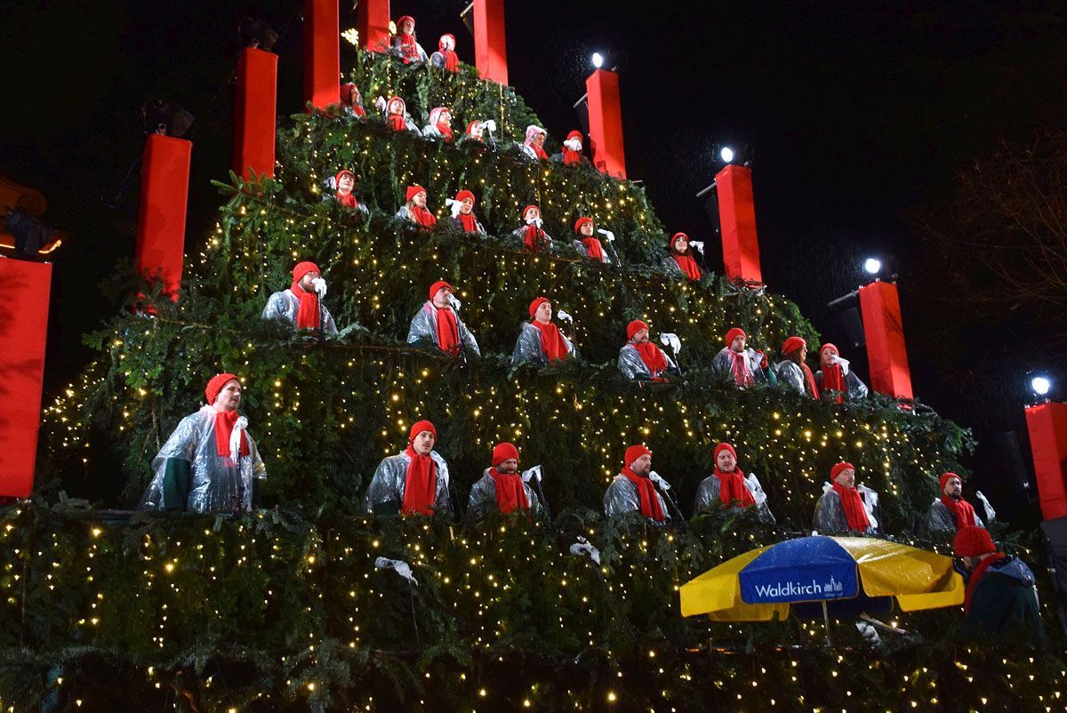 Chor mit Benefits Freiburg mit Chorleiter Raphael Lehnert Chor mit Benefits Freiburg mit Chorleiter Raphael Lehnert