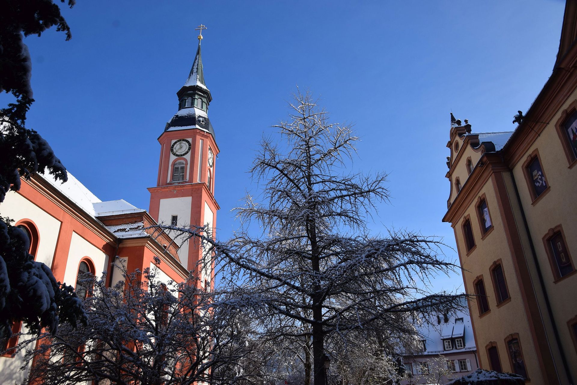 Die Sonne lacht – die Chöre und der Weihnachtsmarkt strahlen Die Sonne lacht – die Chöre und der Weihnachtsmarkt strahlen