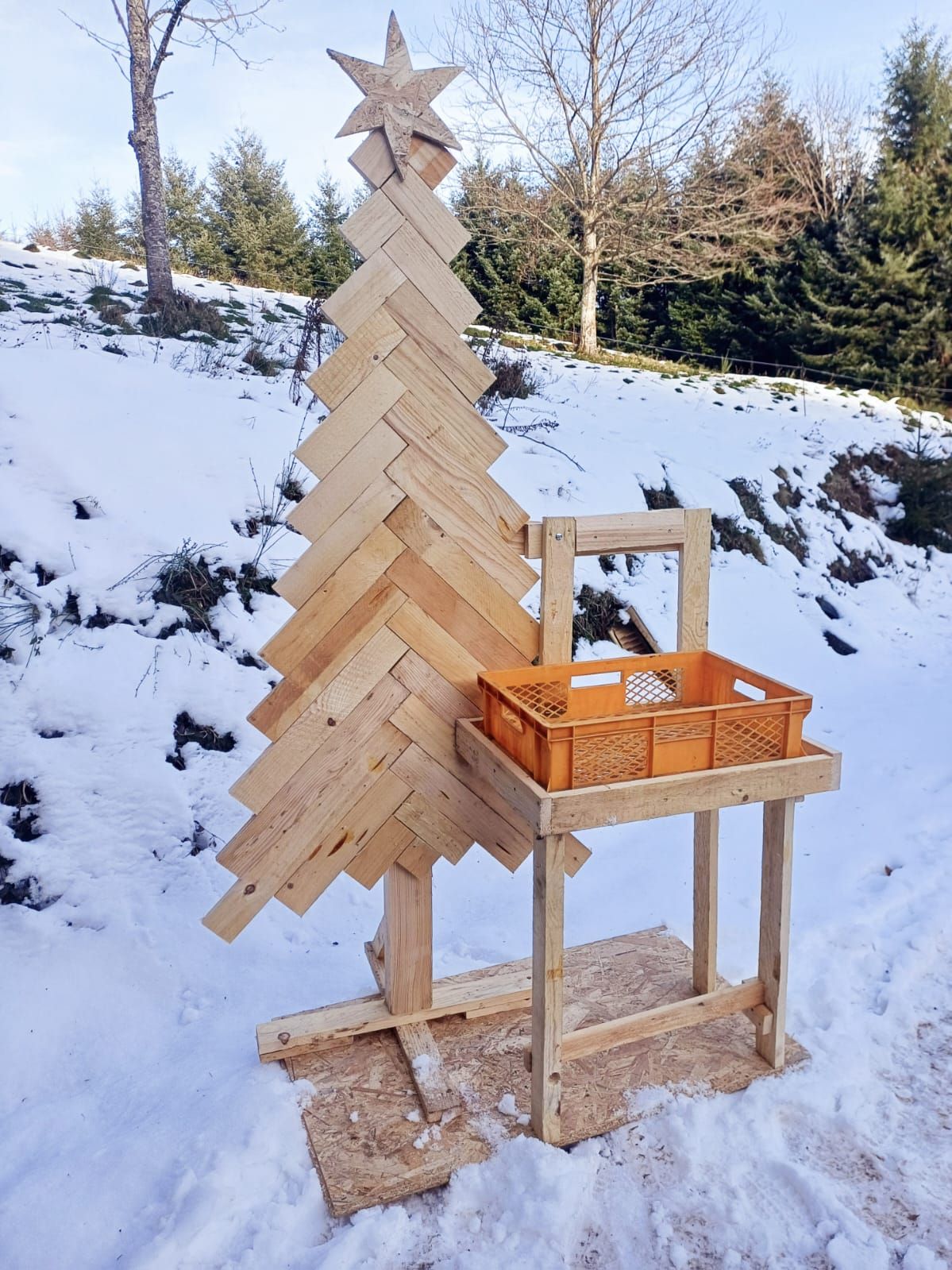 Hubert Schmider entwickelte die neuen Gläser-Rückgabestellen in Form eines Tannenbaums Hubert Schmider entwickelte die neuen Gläser-Rückgabestellen in Form eines Tannenbaums