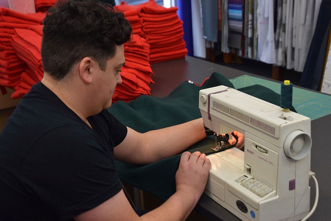 Grüne Ponchos entstehen im Deco-Line Grüne Ponchos entstehen im Deco-Line