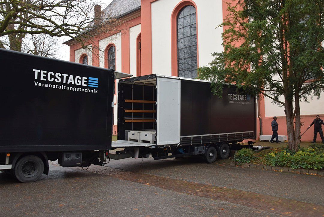 Anlieferung der Betonelemente der Firma Tecstage Anlieferung der Betonelemente der Firma Tecstage