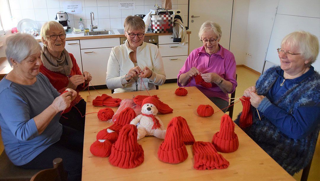 Die roten Mützen entstehen in fleißigen Strickkreisen Die roten Mützen entstehen in fleißigen Strickkreisen