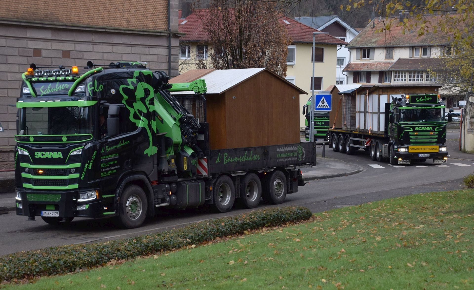 D‘ Baumschubser – mehrere Lastwagen kommen im Konvoi D‘ Baumschubser – mehrere Lastwagen kommen im Konvoi