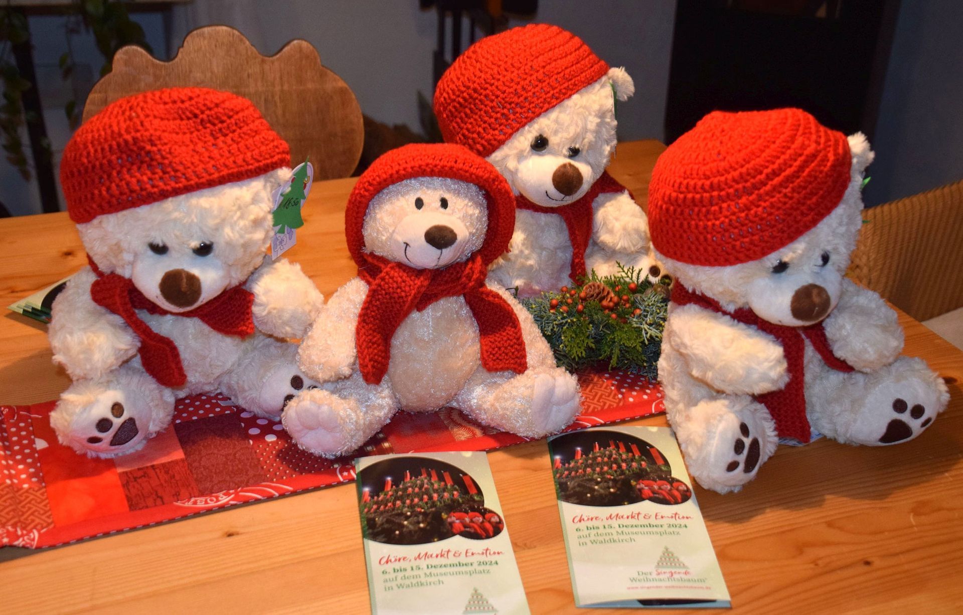 Bären mit handgestrickten Mützchen und Schals Bären mit handgestrickten Mützchen und Schals