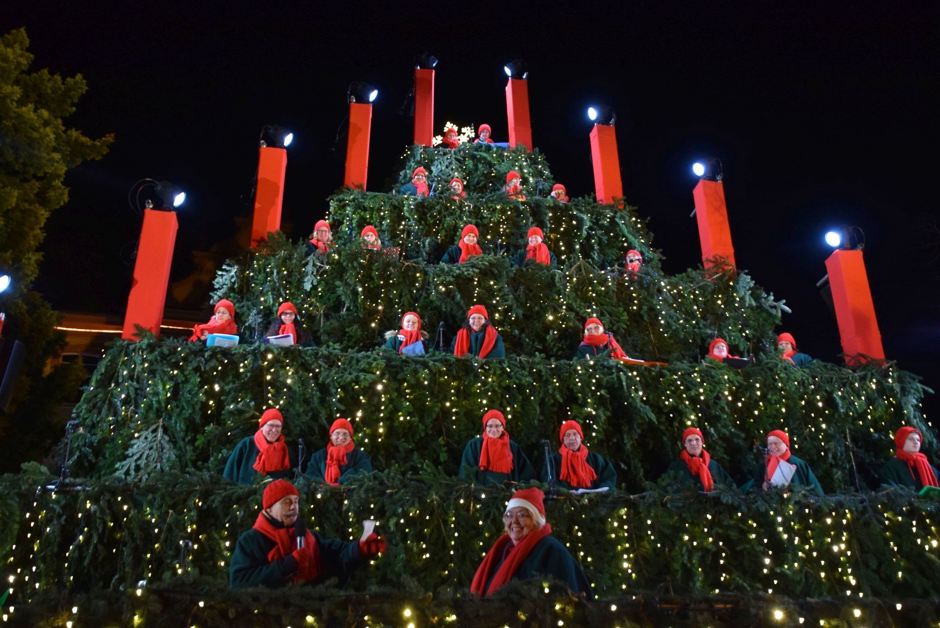 Sternenchor aus Breisach mit Chorleiterin Melinda Liebermann Sternenchor aus Breisach mit Chorleiterin Melinda Liebermann
