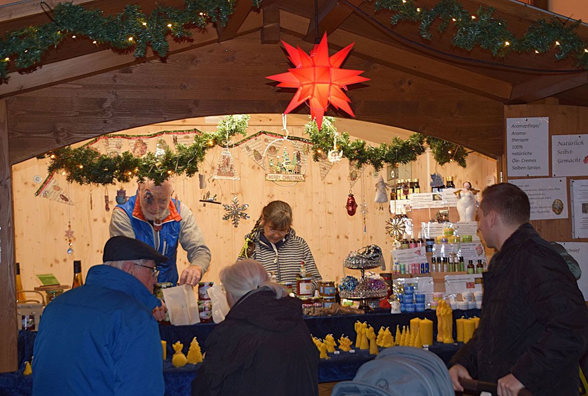 Stand am Weihnachtsmarkt in historischer Kulisse Stand am Weihnachtsmarkt in historischer Kulisse