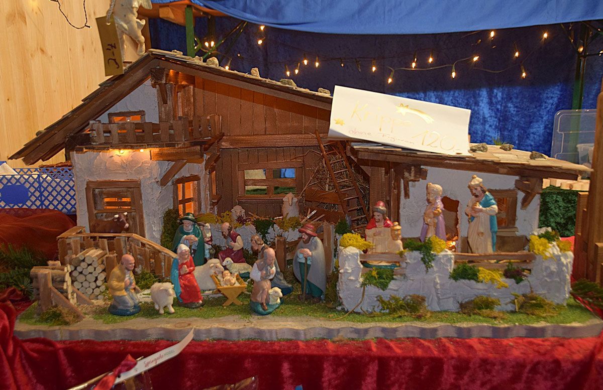Handgefertigte Krippe am Stand Generation 55 Plus Handgefertigte Krippe am Stand Generation 55 Plus