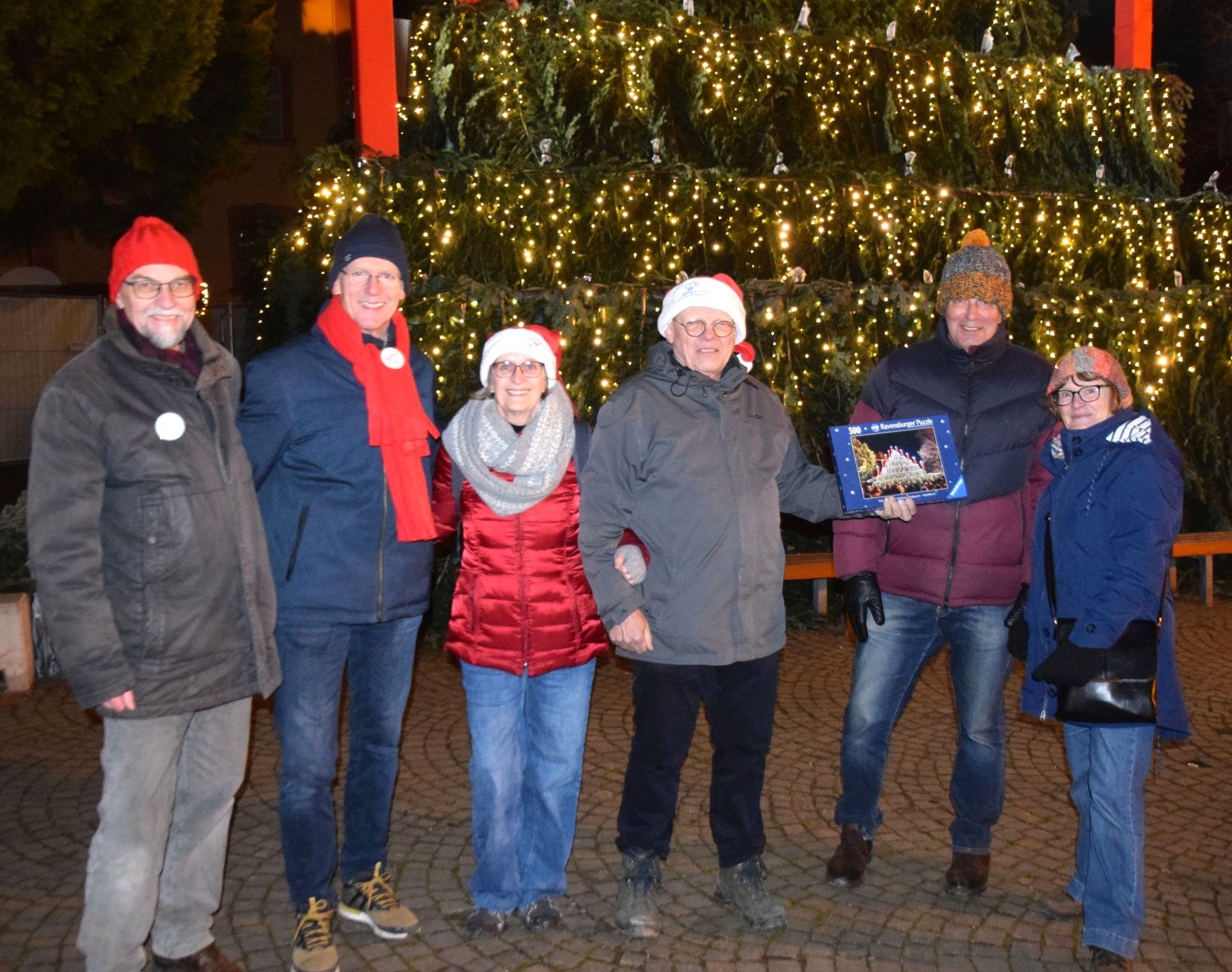 Besucher aus England im Singenden Weihnachtsbaum-Glück Besucher aus England im Singenden Weihnachtsbaum-Glück