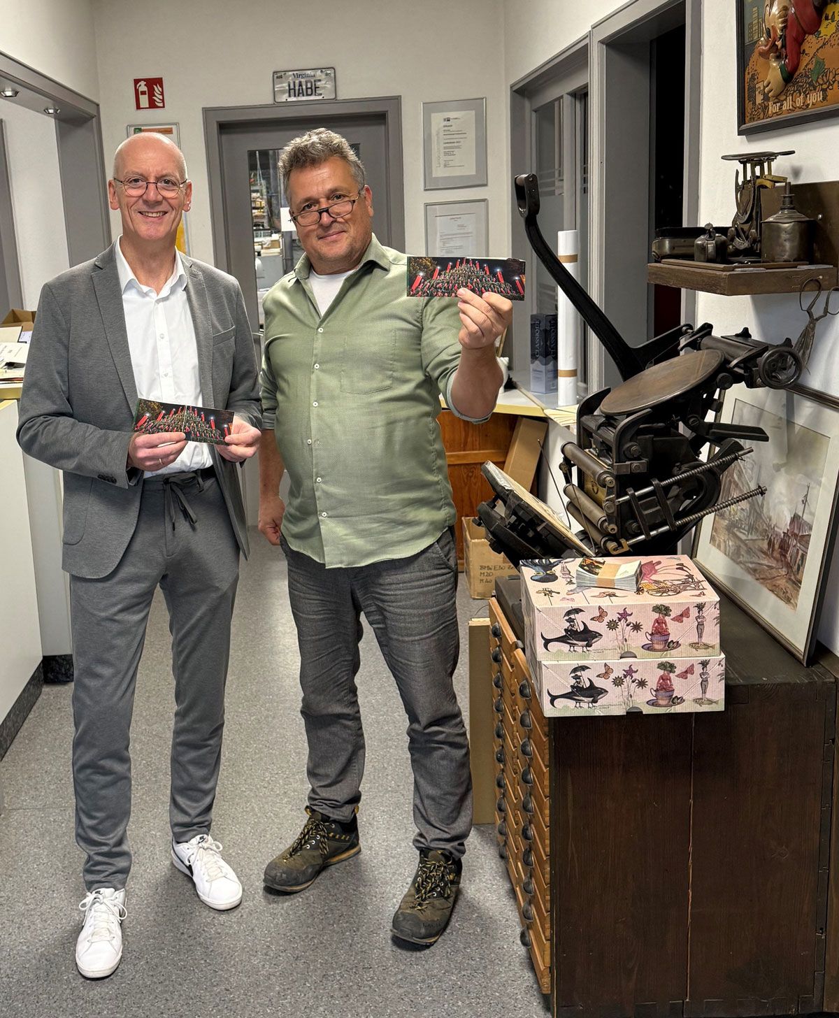 Bernd Habé zeigt den Faltflyer für Gastronomie, Hotellerie und Tourismus Bernd Habé zeigt den Faltflyer für Gastronomie, Hotellerie und Tourismus