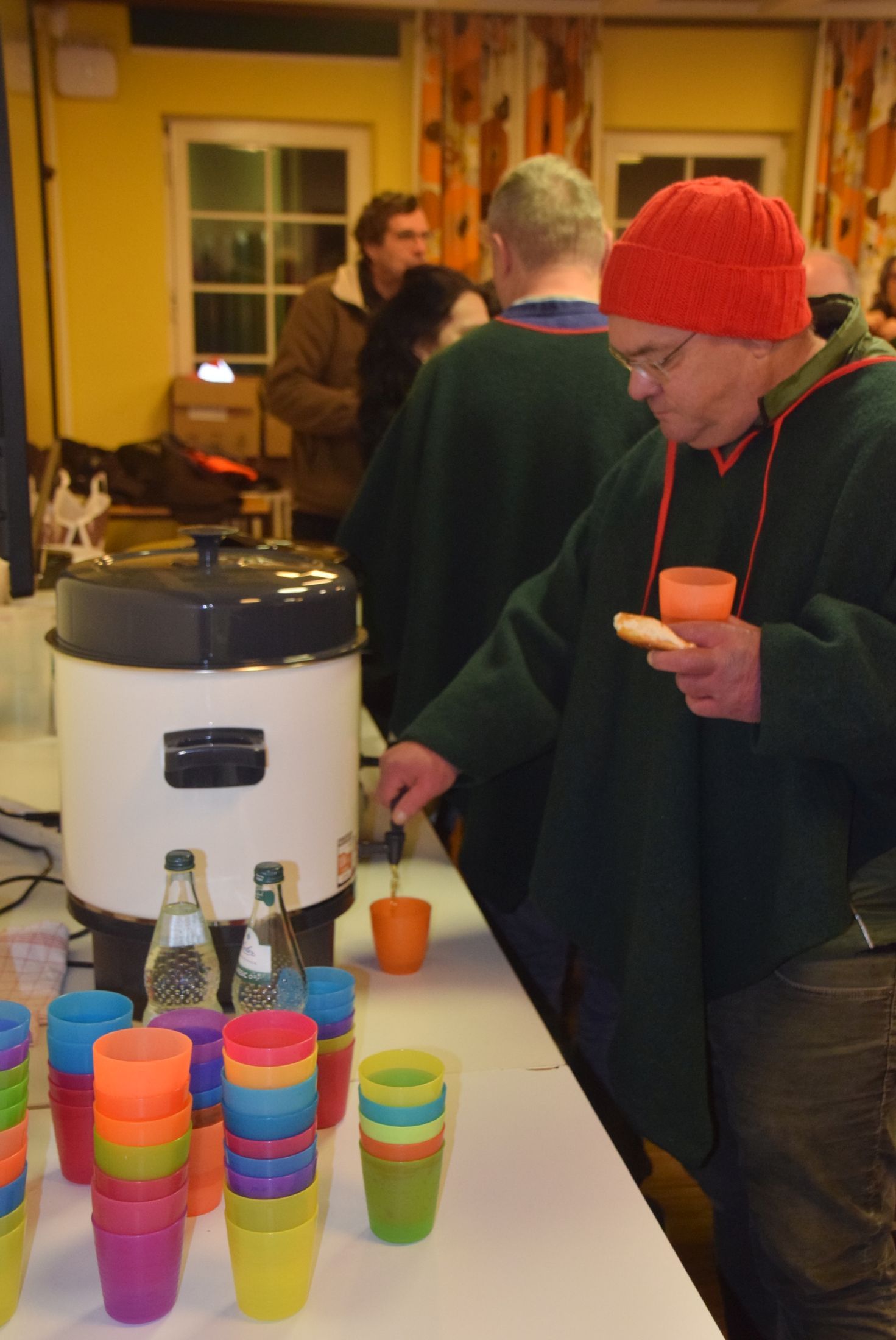 In der Pause zwischen den Chorauftritten heißt es trocknen, aufwärmen und stärken In der Pause zwischen den Chorauftritten heißt es trocknen, aufwärmen und stärken