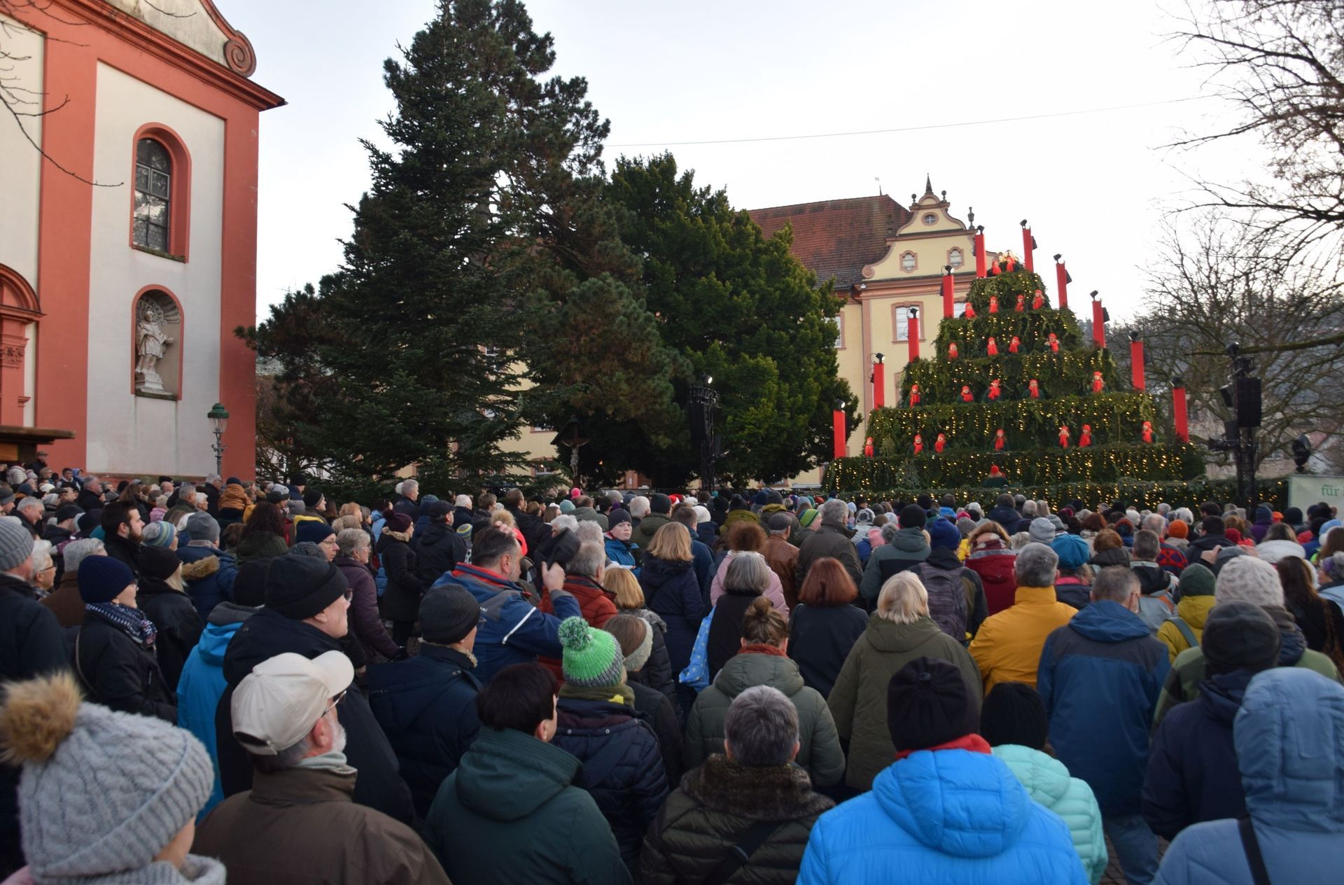 Treue Zuhörer, die Besucher der Chöre Treue Zuhörer, die Besucher der Chöre