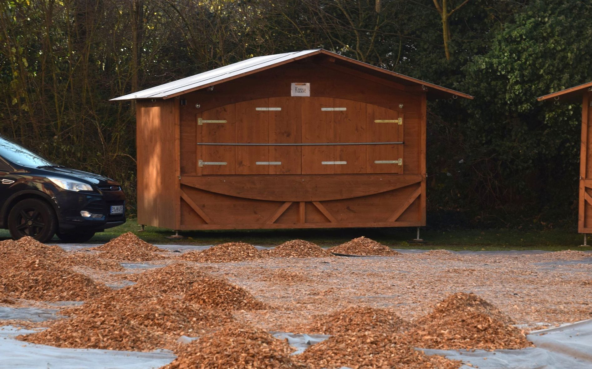 Hüttenaufbau und Hackschnitzelanlieferung Hüttenaufbau und Hackschnitzelanlieferung