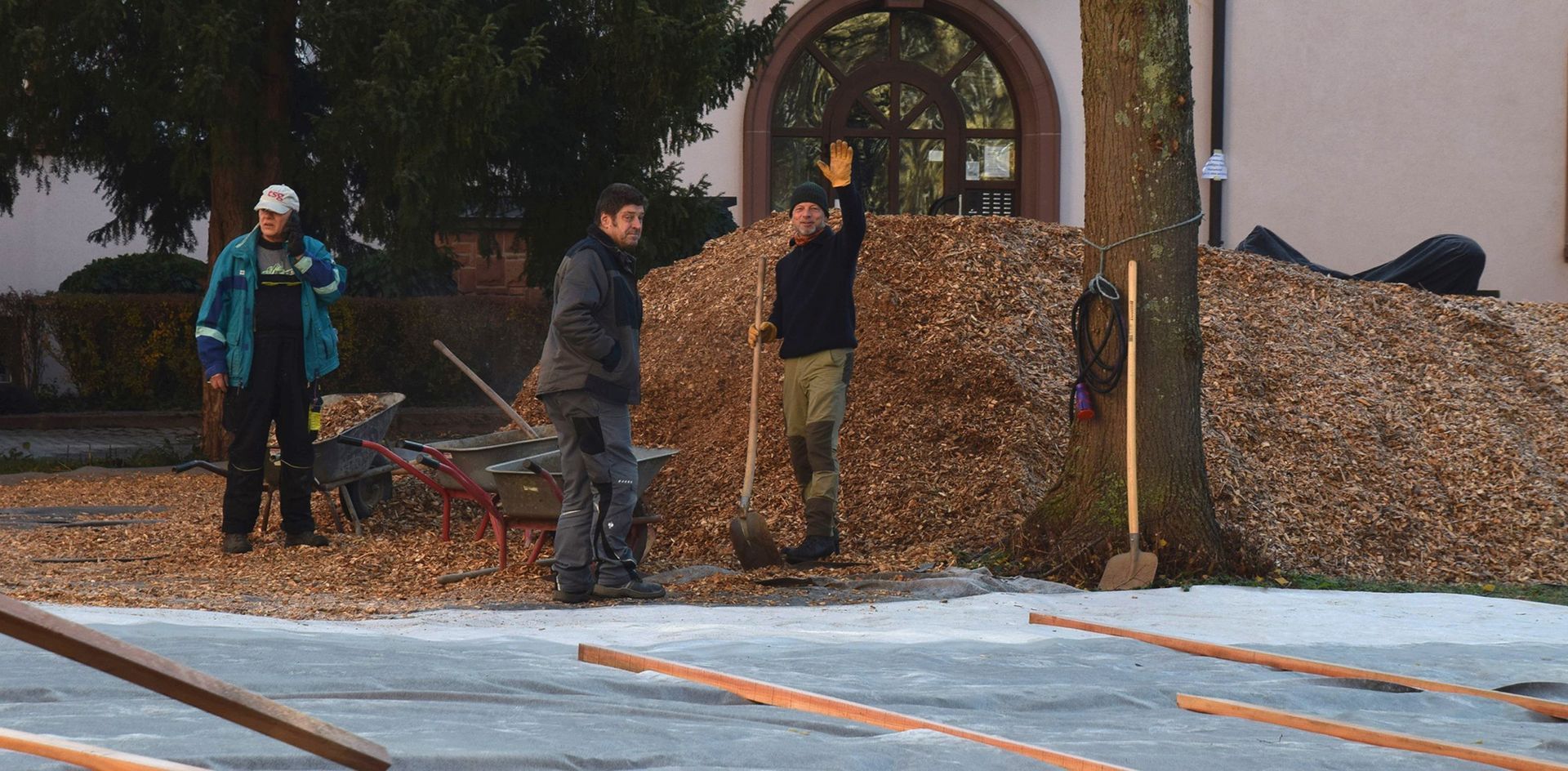 Hackschnitzel werden verteilt Hackschnitzel werden verteilt