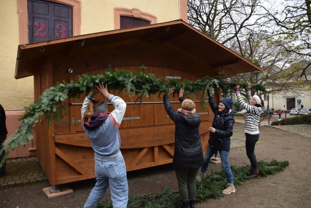 Aufbau der ersten Hütten Aufbau der ersten Hütten