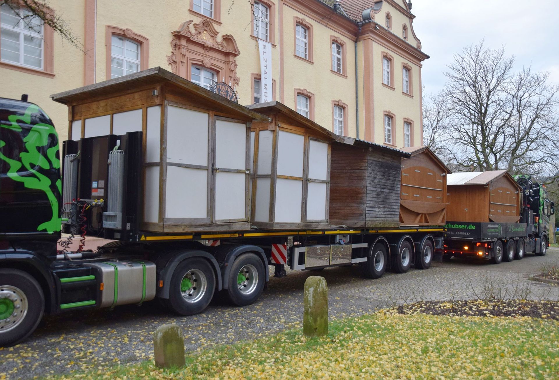 D‘ Baumschubser – die Hütten werden nach Plan platziert D‘ Baumschubser – die Hütten werden nach Plan platziert