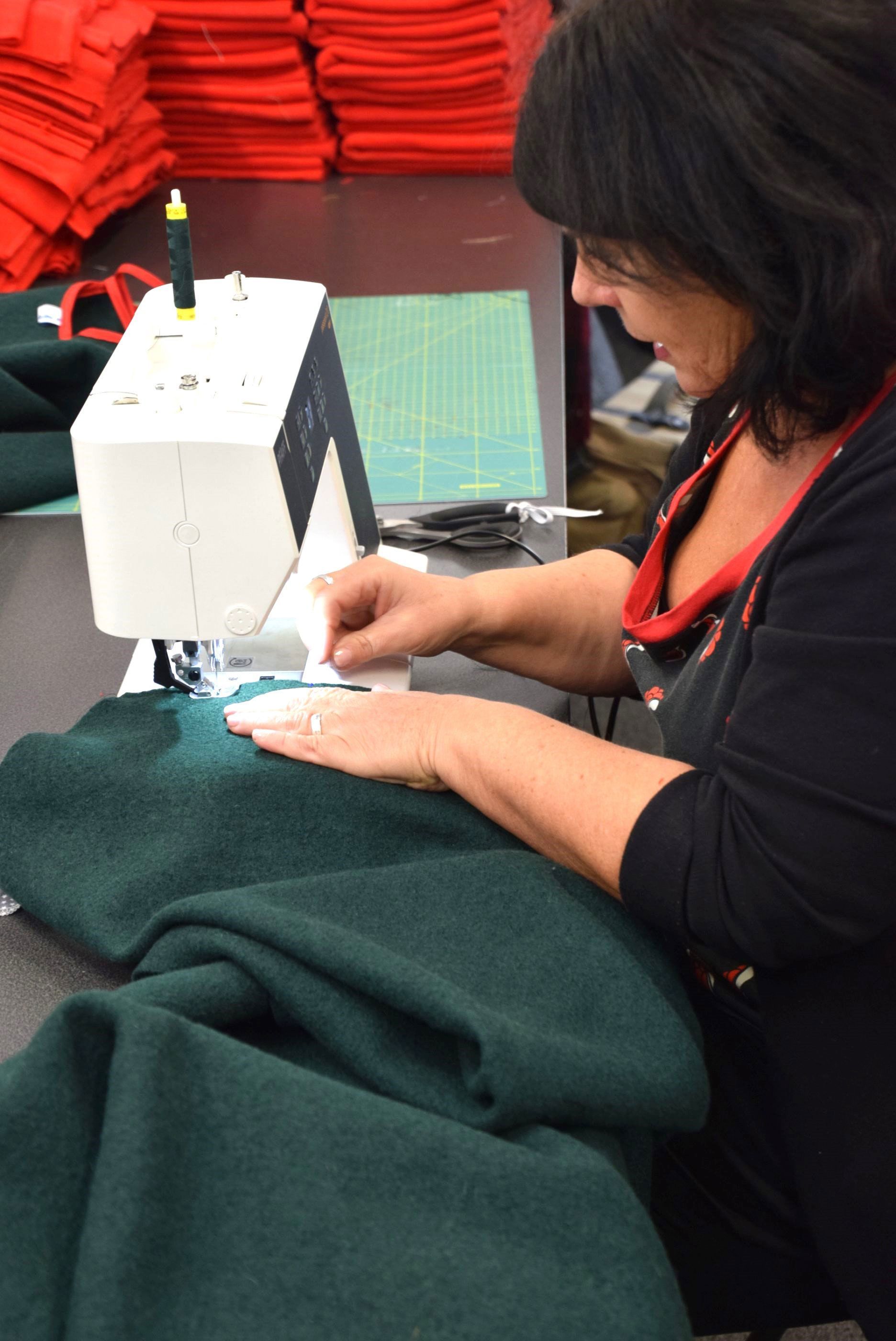 Grüne Ponchos und rote Schals entstehen bei Deco-Line Grüne Ponchos und rote Schals entstehen bei Deco-Line