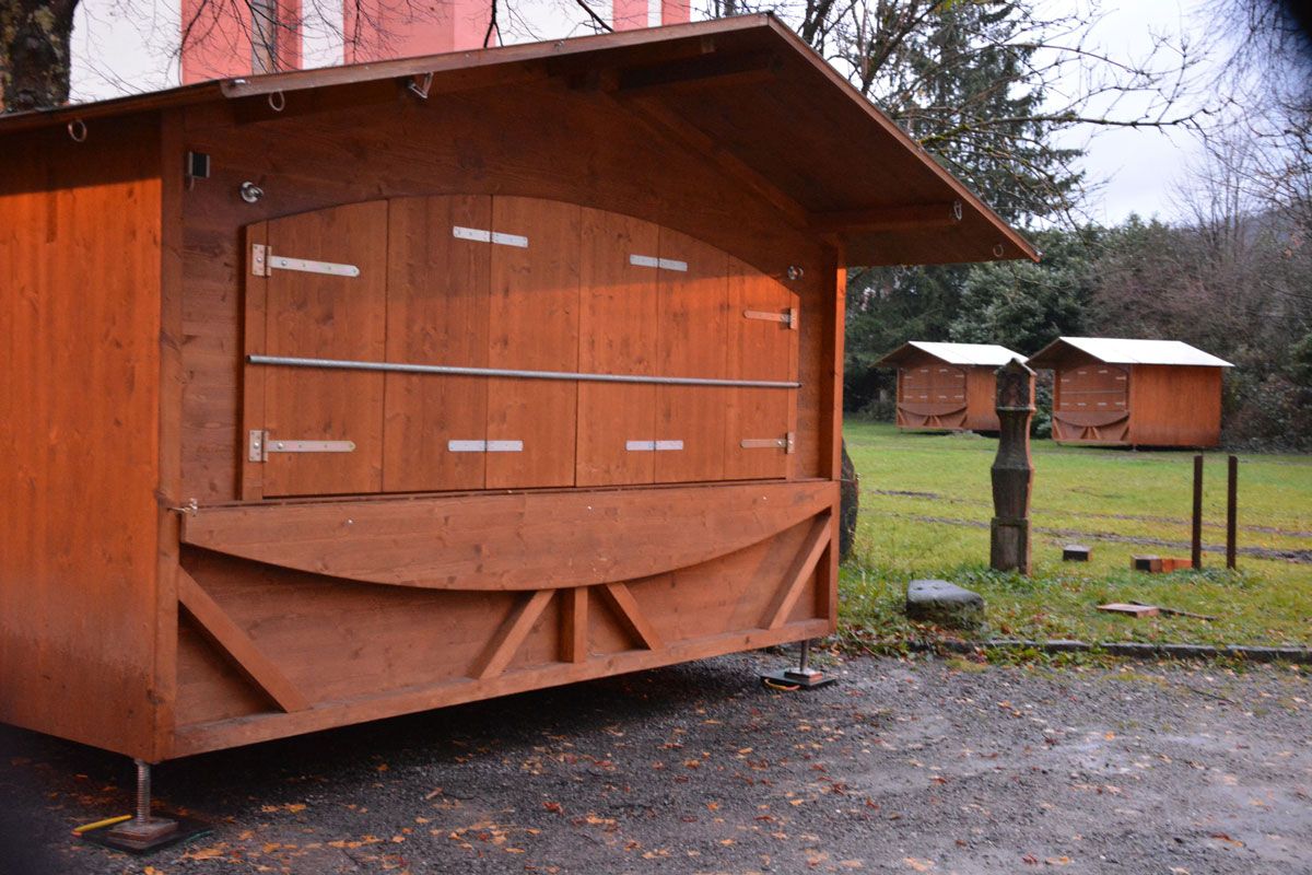 Die „Baumschubser“ kamen mit ihren Lkw angefahren, um die Hütten zu stellen.