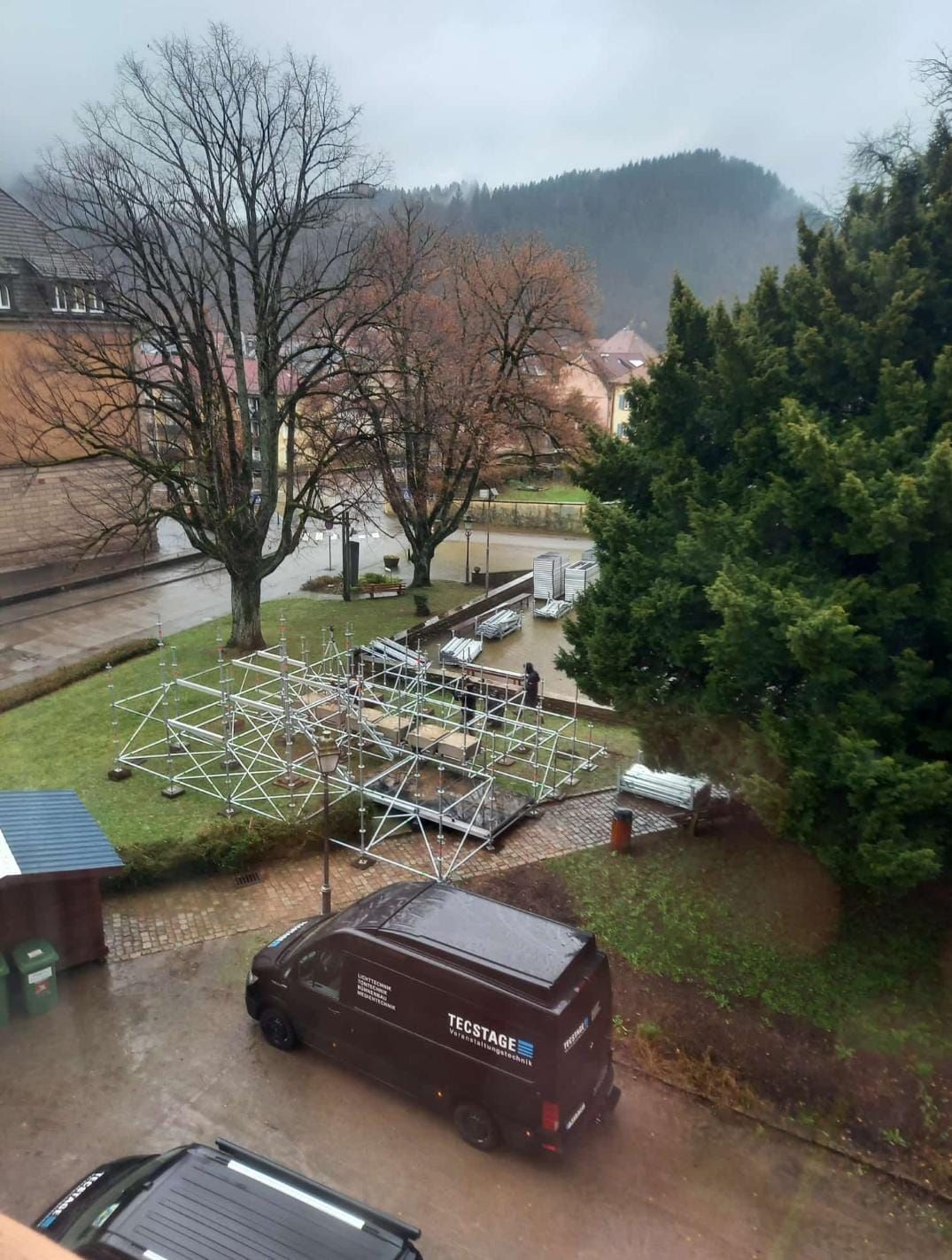 Aufbau des Gerüstes für den Singenden Weihnachtsbaum