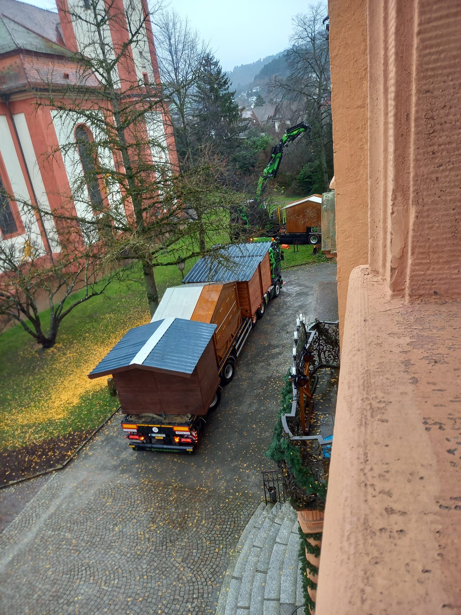 Die „Baumschubser“ kamen mit ihren Lkw angefahren, um die Hütten zu stellen.