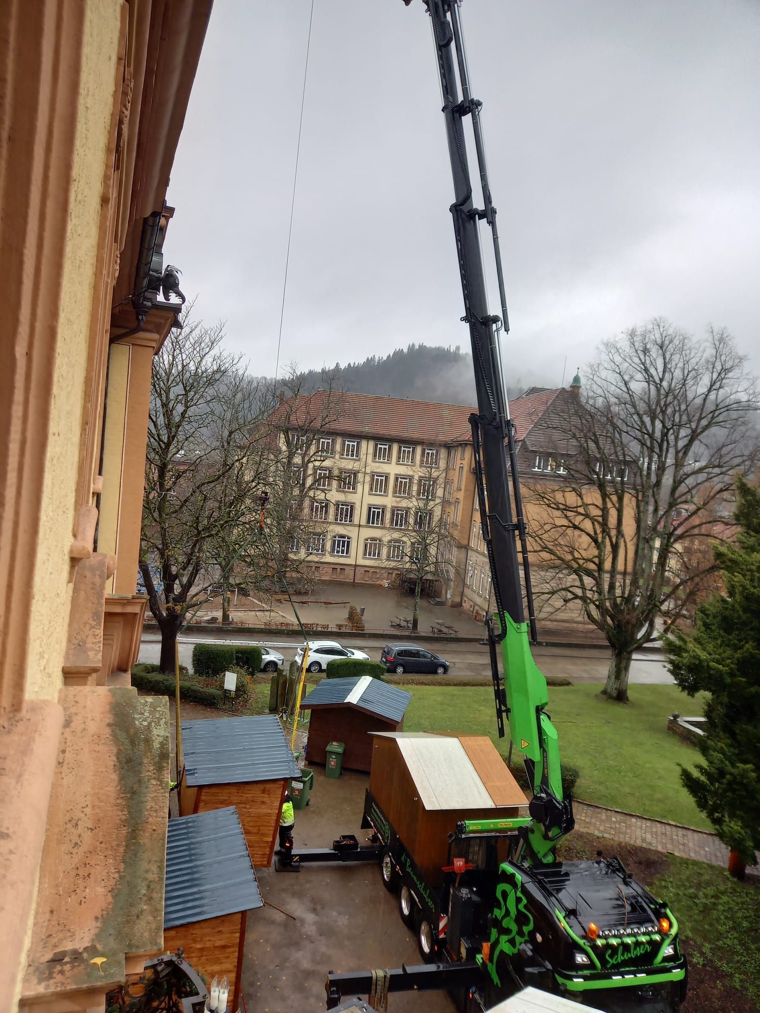 Die „Baumschubser“ kamen mit ihren Lkw angefahren, um die Hütten zu stellen.