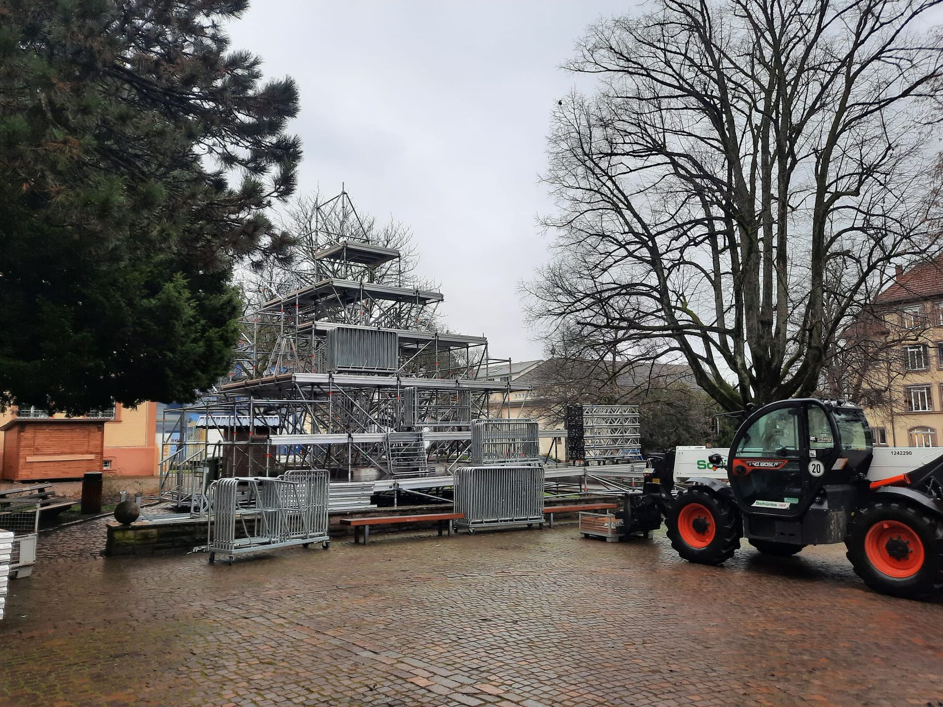 Aufbau des Gerüstes für den Singenden Weihnachtsbaum