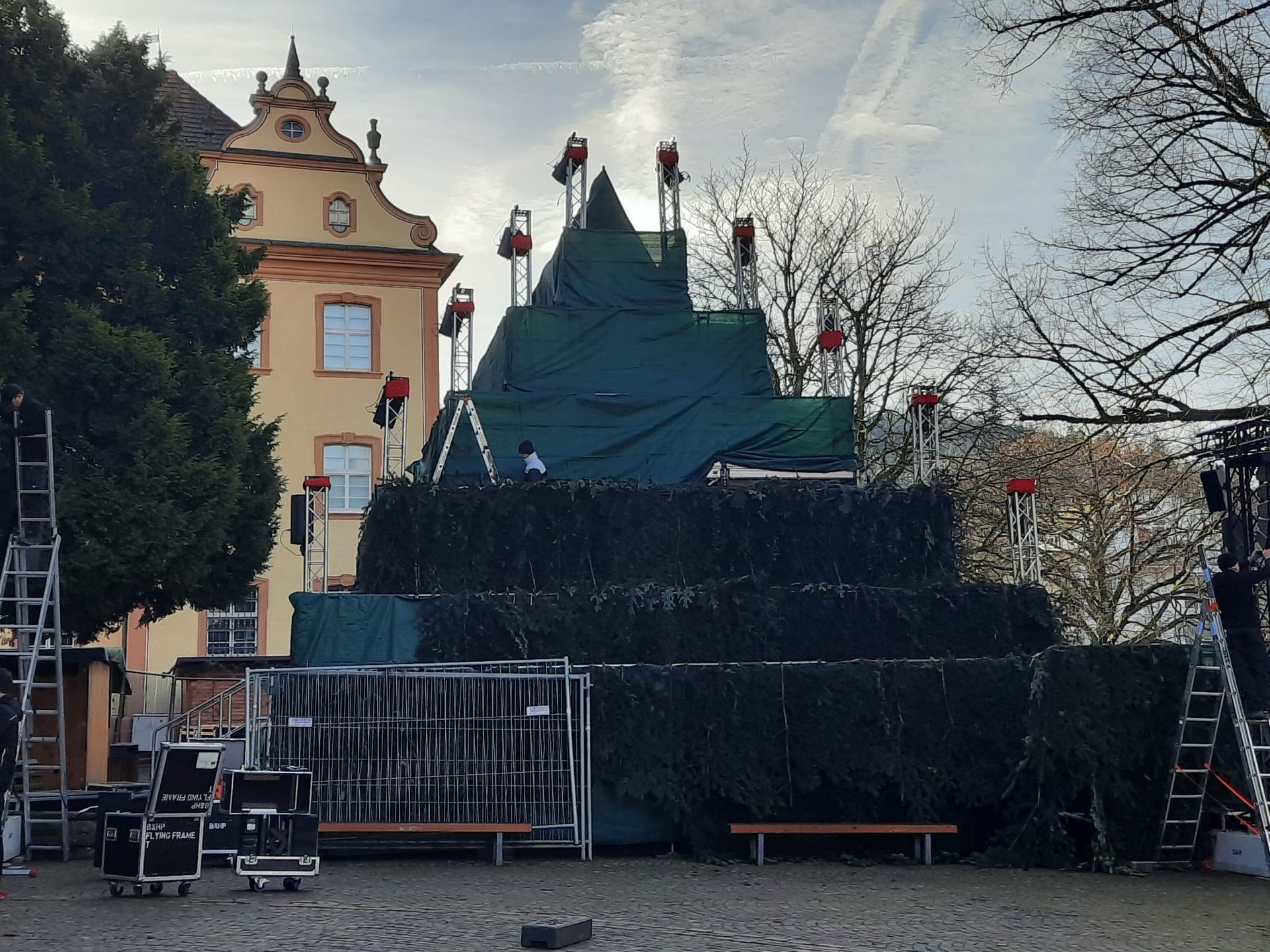 Aufbau von Hütten, Marktständen und Baumgerüst