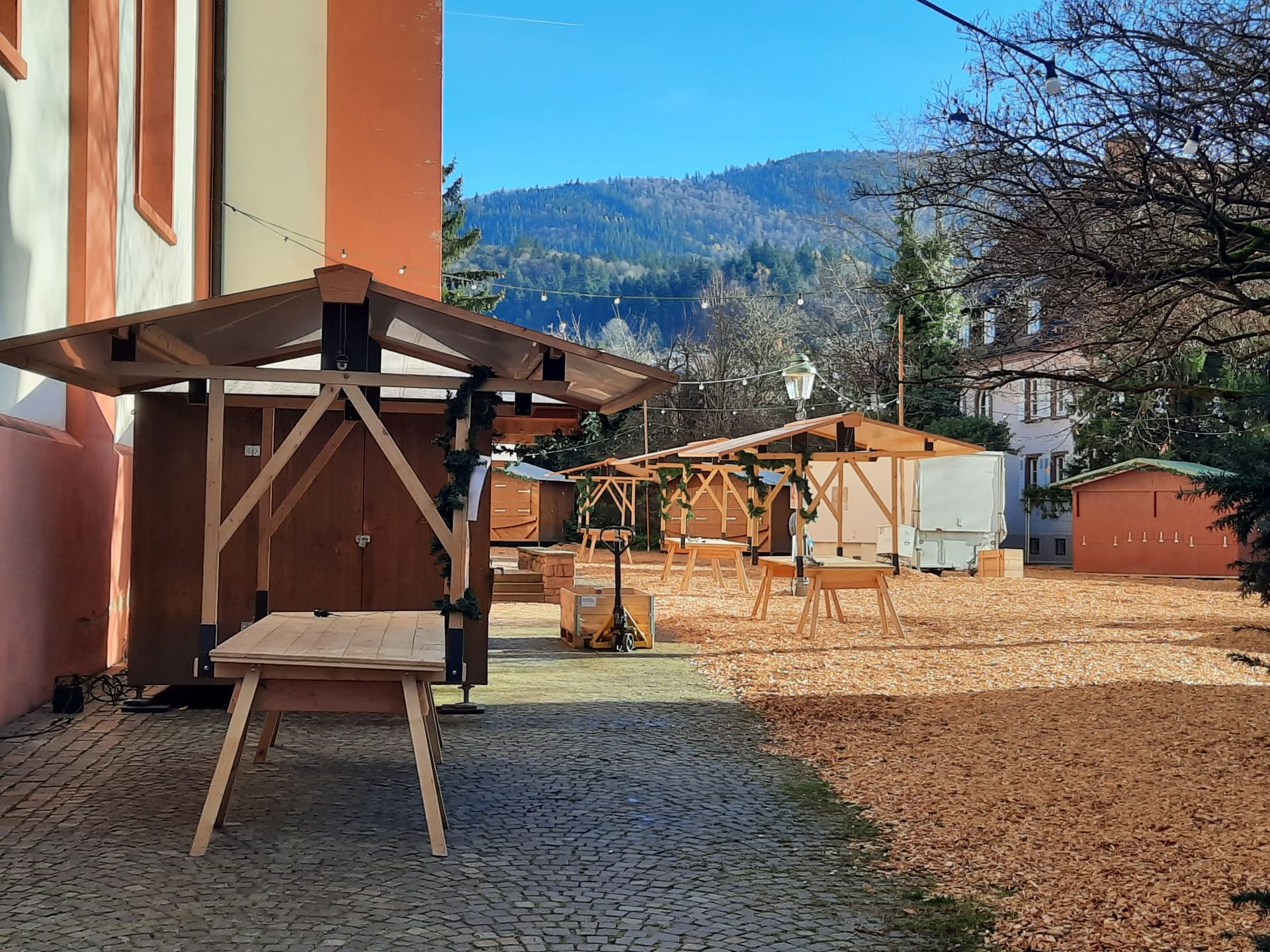 Aufbau von Hütten, Marktständen und Baumgerüst