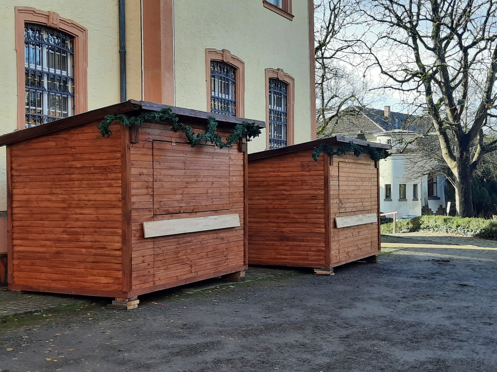 Aufbau von Hütten, Marktständen und Baumgerüst