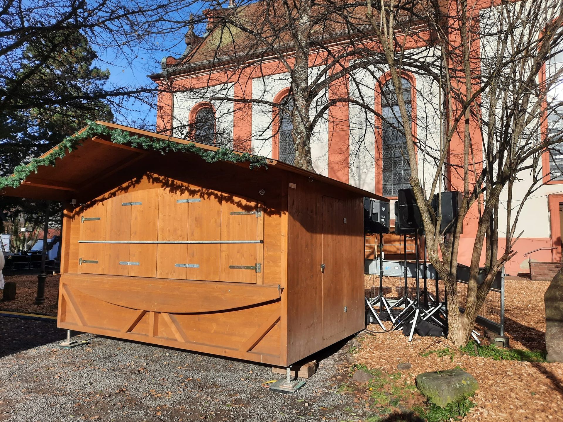 Aufbau von Hütten, Marktständen und Baumgerüst