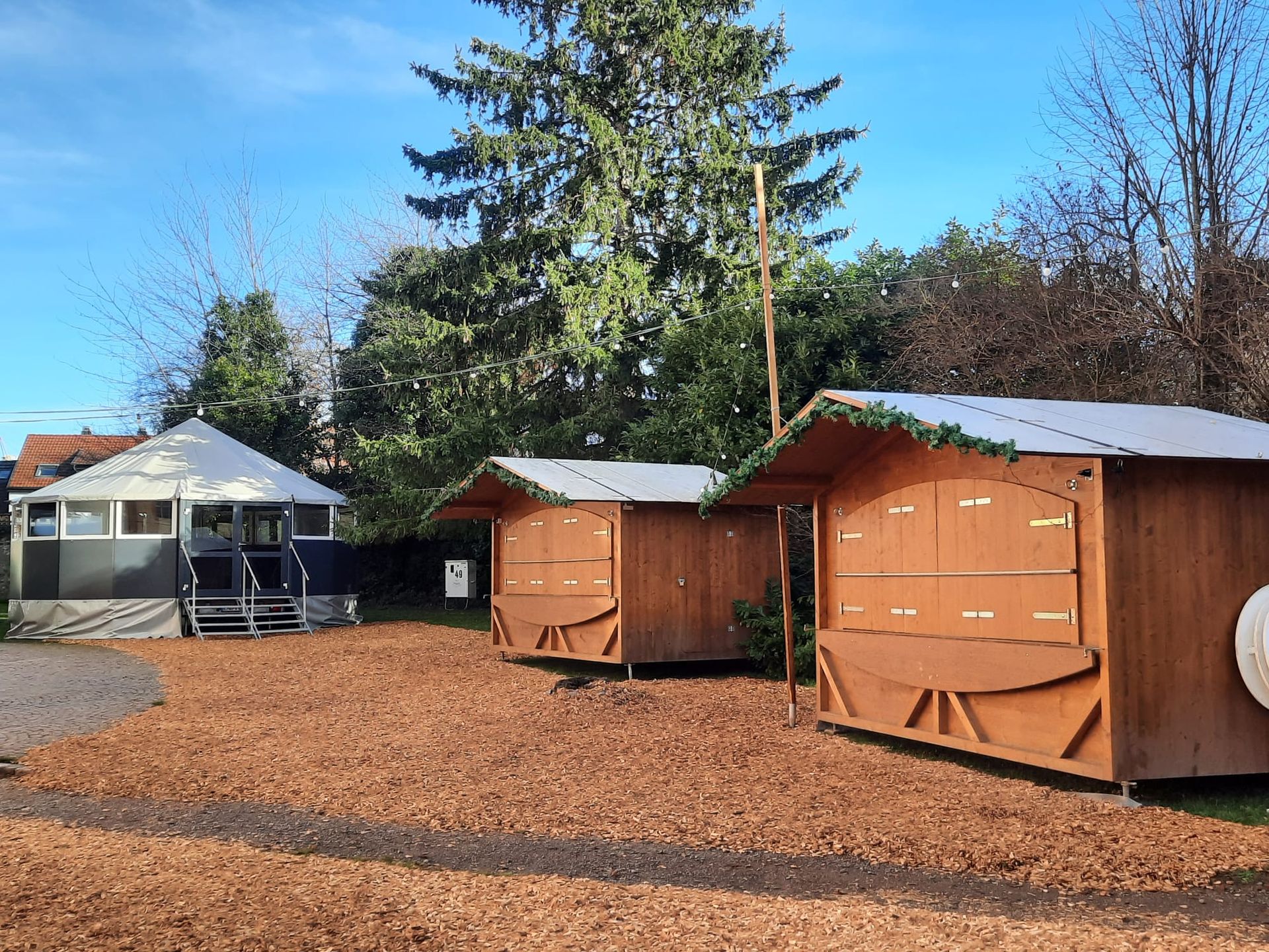 Aufbau von Hütten, Marktständen und Baumgerüst