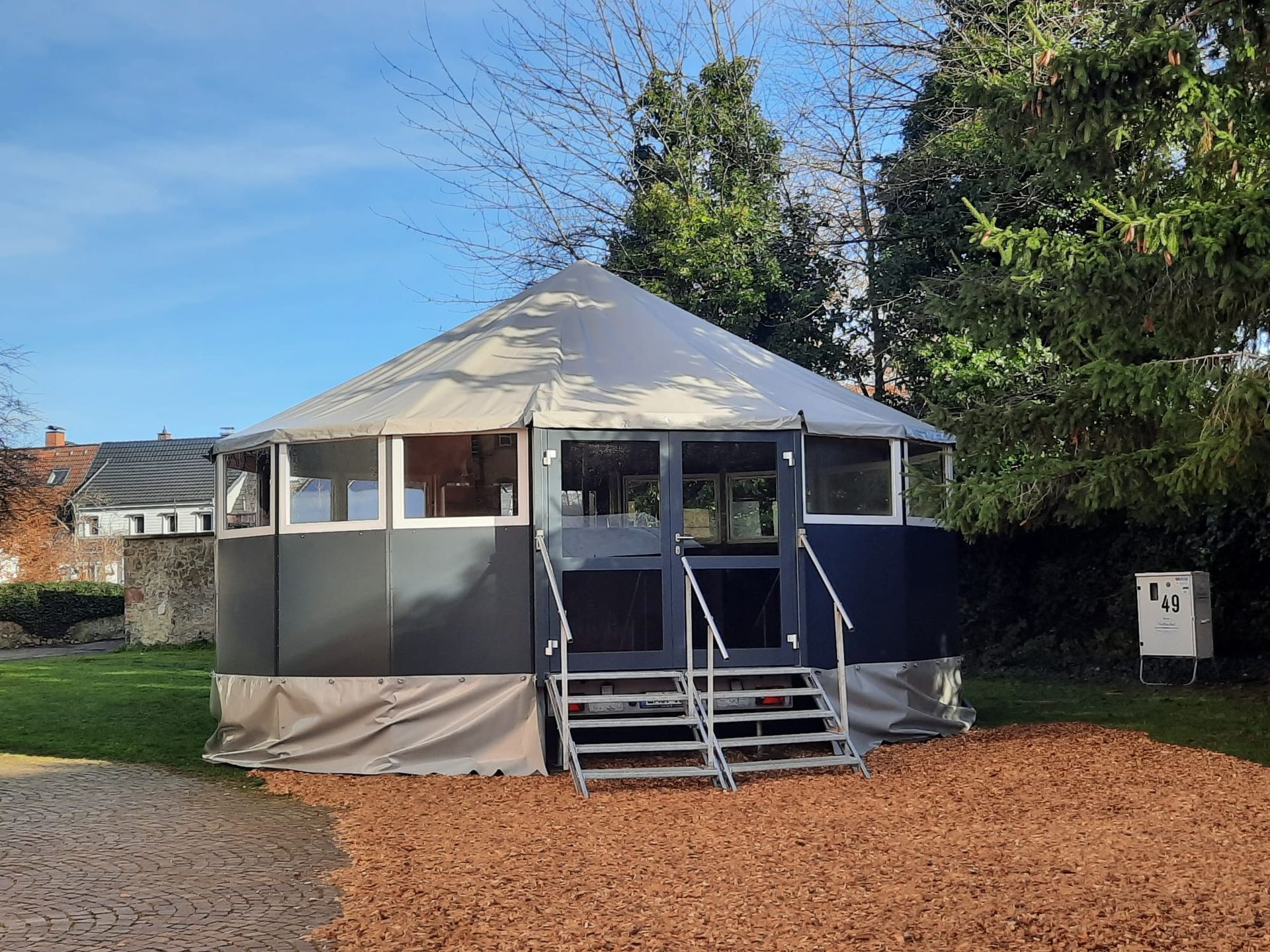 Aufbau von Hütten, Marktständen und Baumgerüst