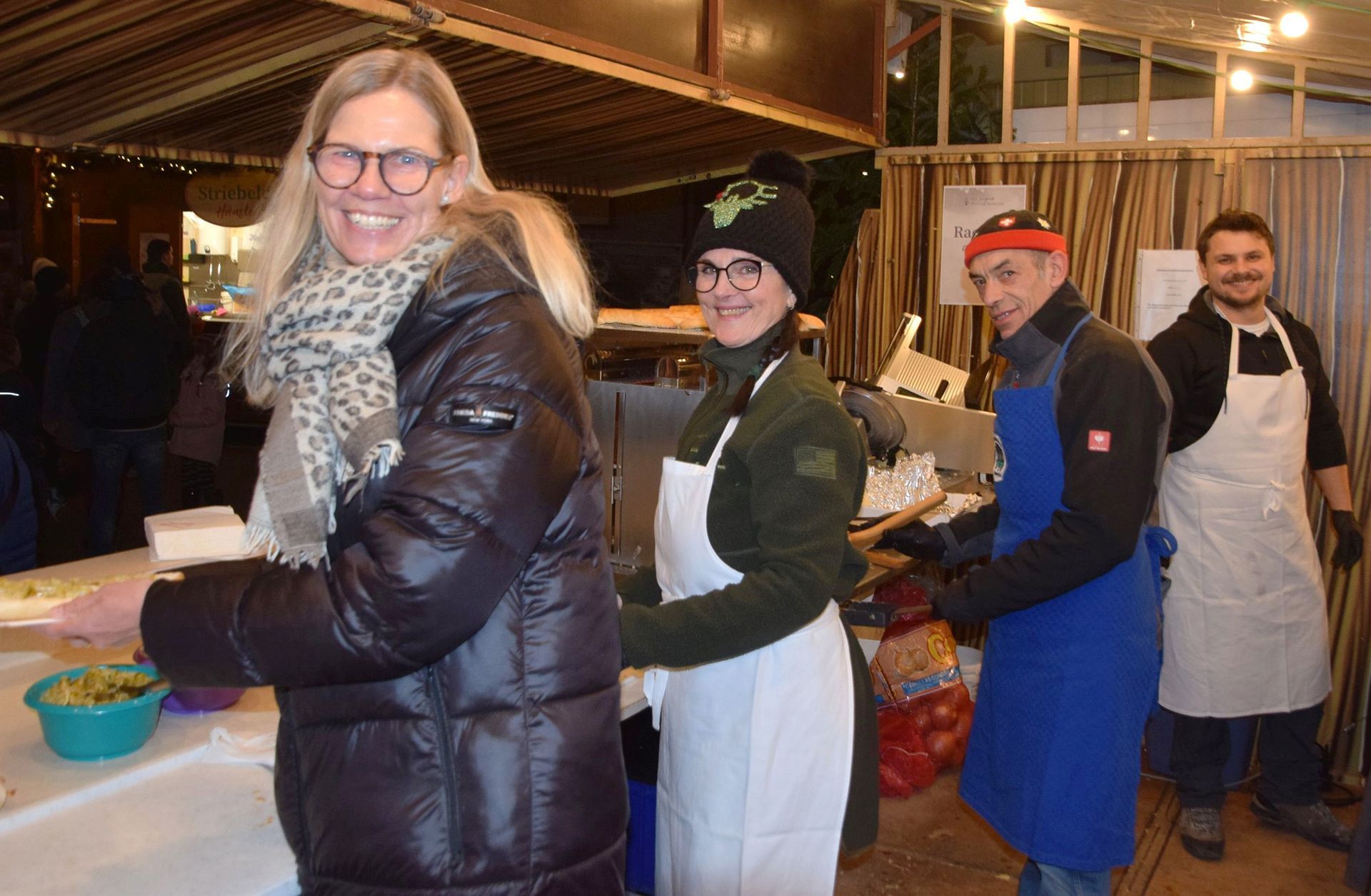 Bestens umsorgt am Raclettestand Bestens umsorgt am Raclettestand