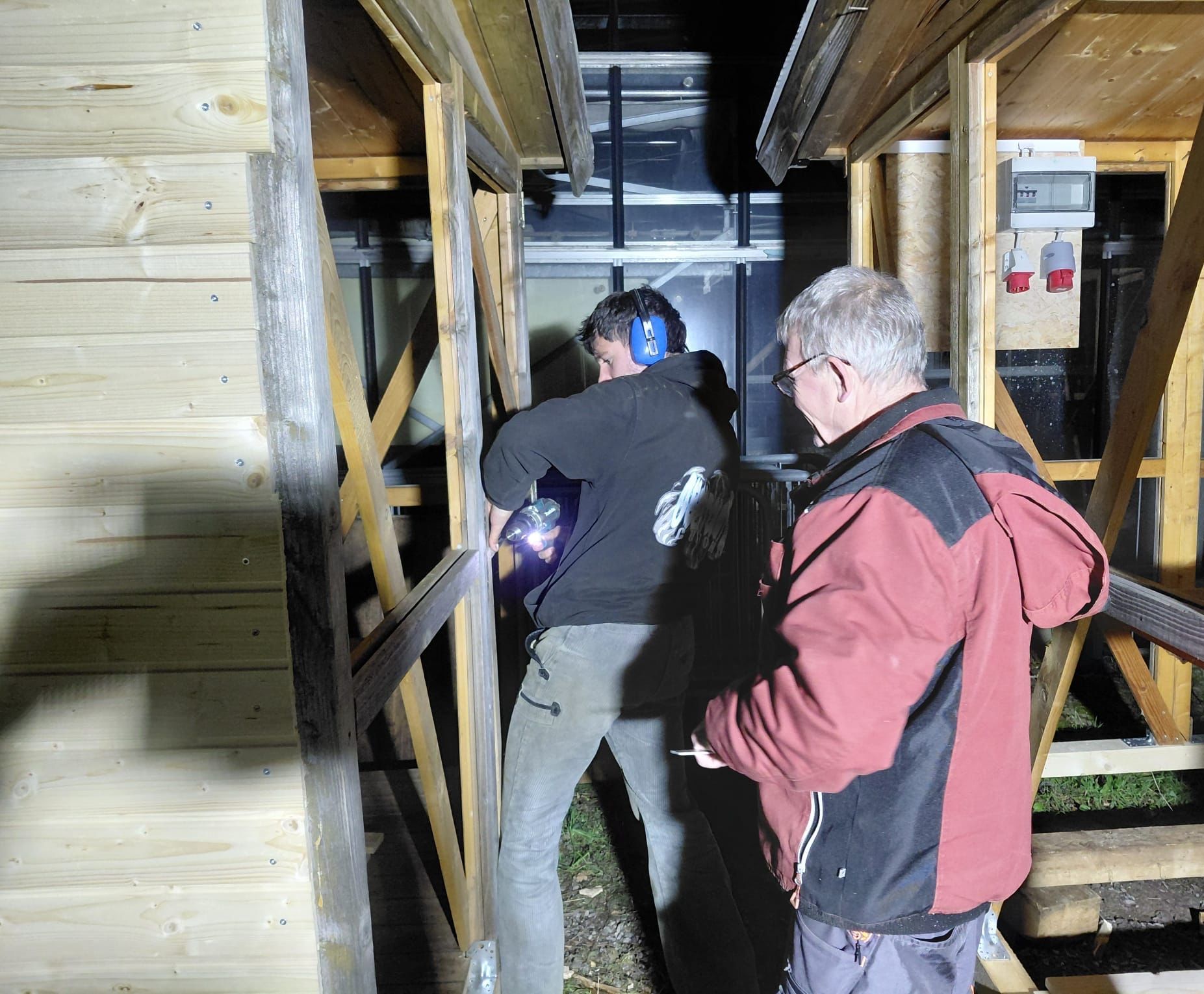 Hüttenrenovierung: Aaron Oswald und Hubert Schmider Hüttenrenovierung: Aaron Oswald und Hubert Schmider