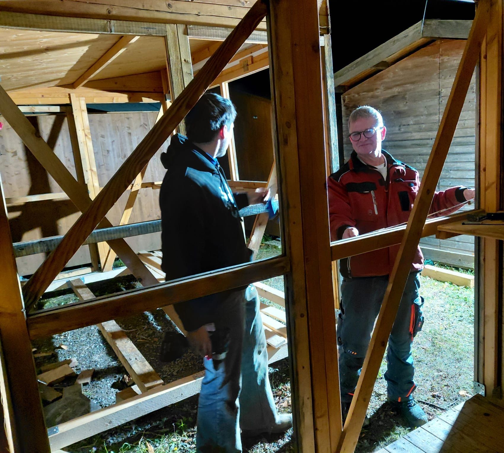 Hüttenrenovierung: Aaron Oswald und Hubert Schmider Hüttenrenovierung: Aaron Oswald und Hubert Schmider