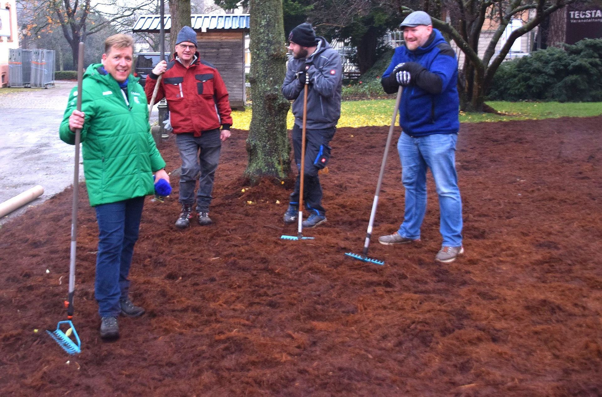 Team Infrastruktur beim Aufbringen des Rindenmulchs Team Infrastruktur beim Aufbringen des Rindenmulchs