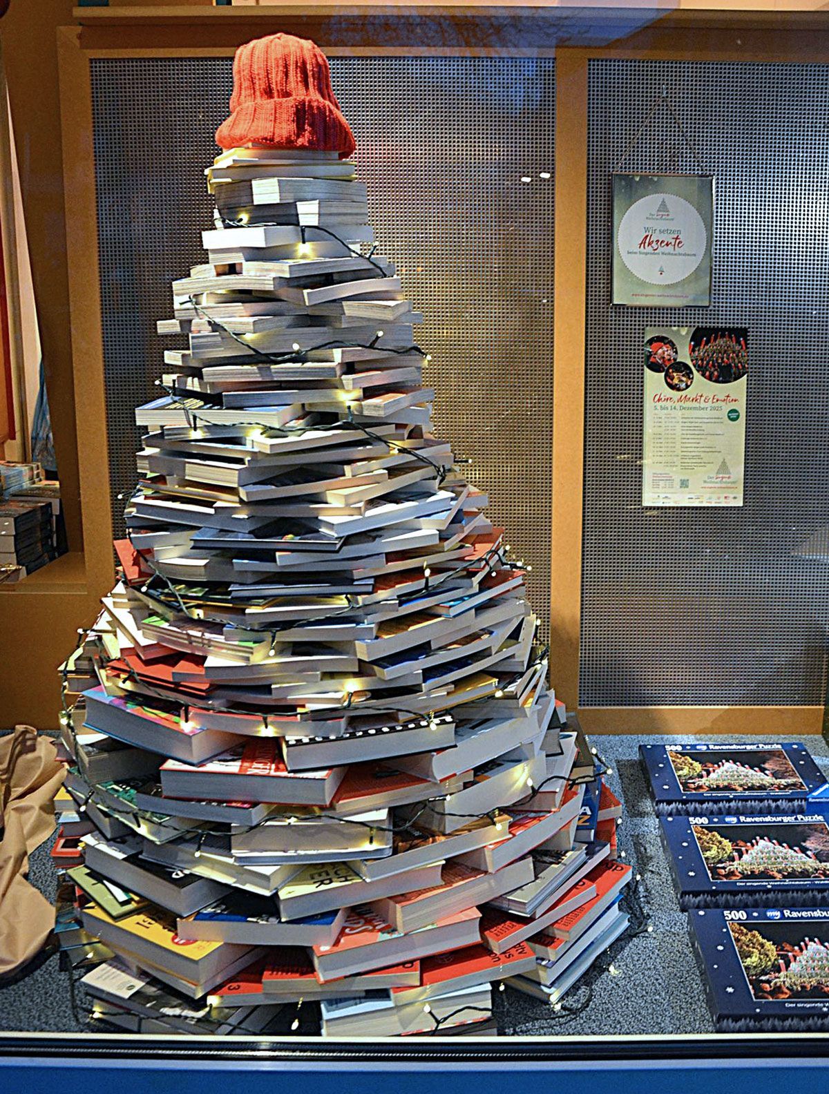 Bücherbaum in der Buchhandlung Augustiniok Bücherbaum in der Buchhandlung Augustiniok