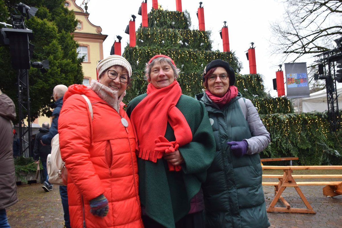 Schirmherrin vor dem Baum Schirmherrin vor dem Baum