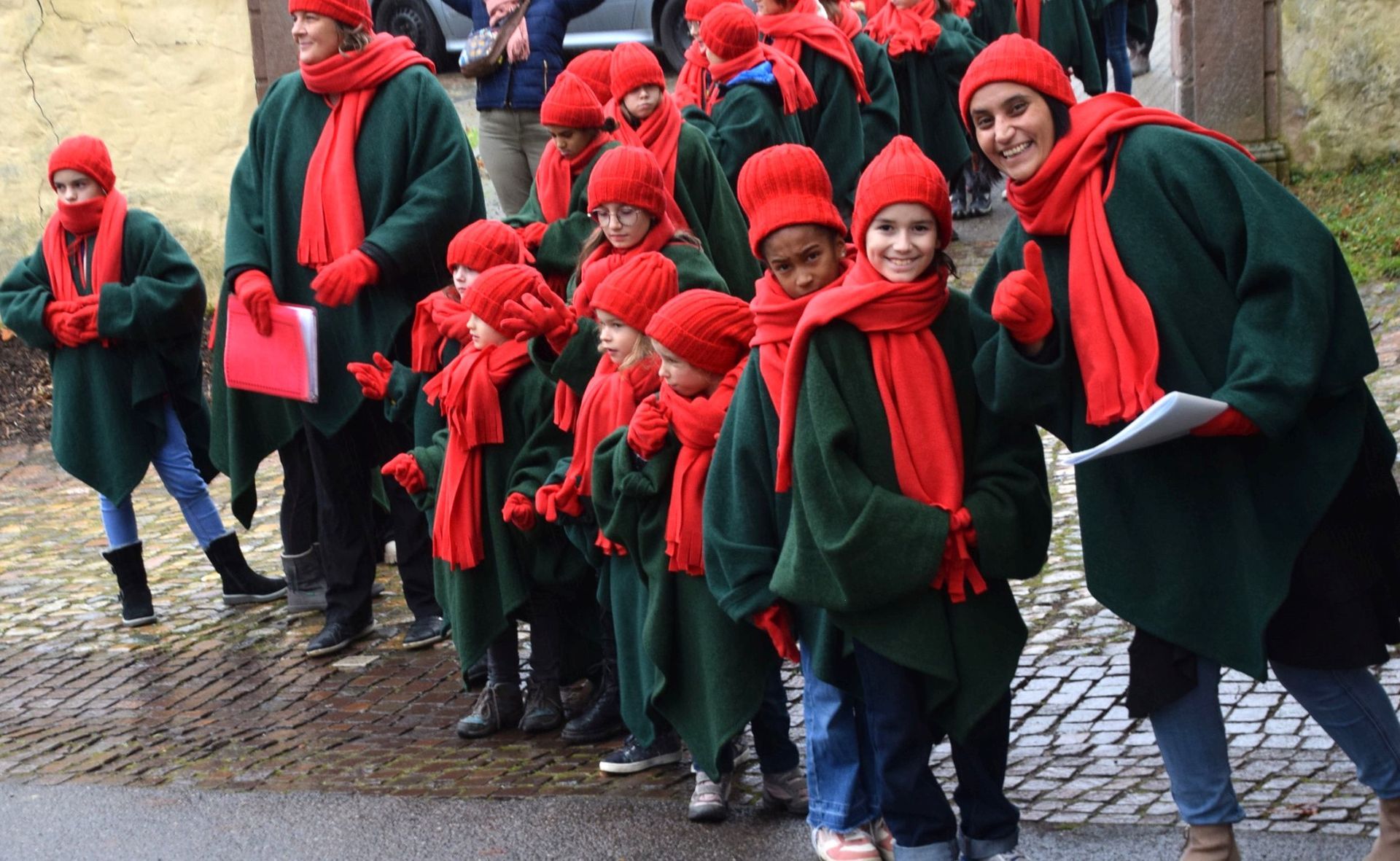 Der Kindergemeinderat und die Schlettstadter Sterickle Der Kindergemeinderat und die Schlettstadter Sterickle vor dem Auftritt