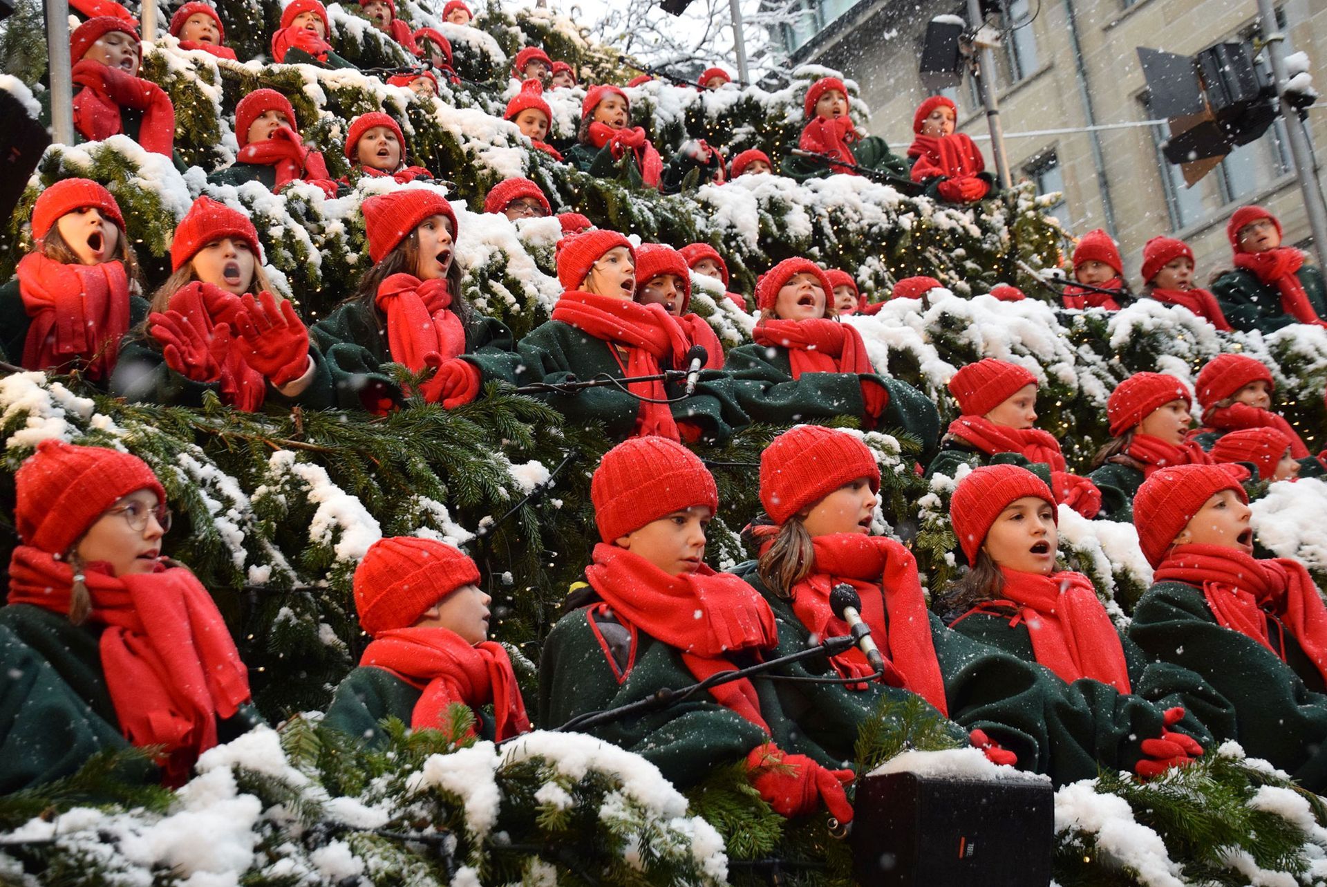 Waldkicher Schulchor in Zürich auf dem Singing Christmas Tree
