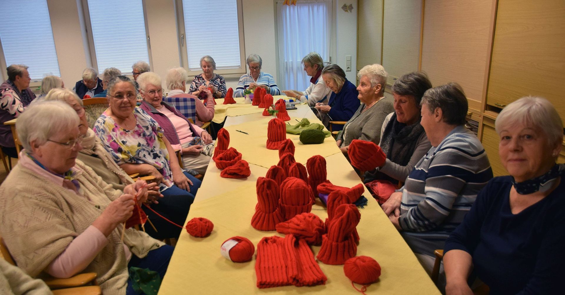 Seniorengymnastikgruppe Rotes Haus, Strickkreis des Seniorenwerks und Frauen des Stadtseniorenrates Seniorengymnastikgruppe Rotes Haus, Strickkreis des Seniorenwerks und Frauen des Stadtseniorenrates