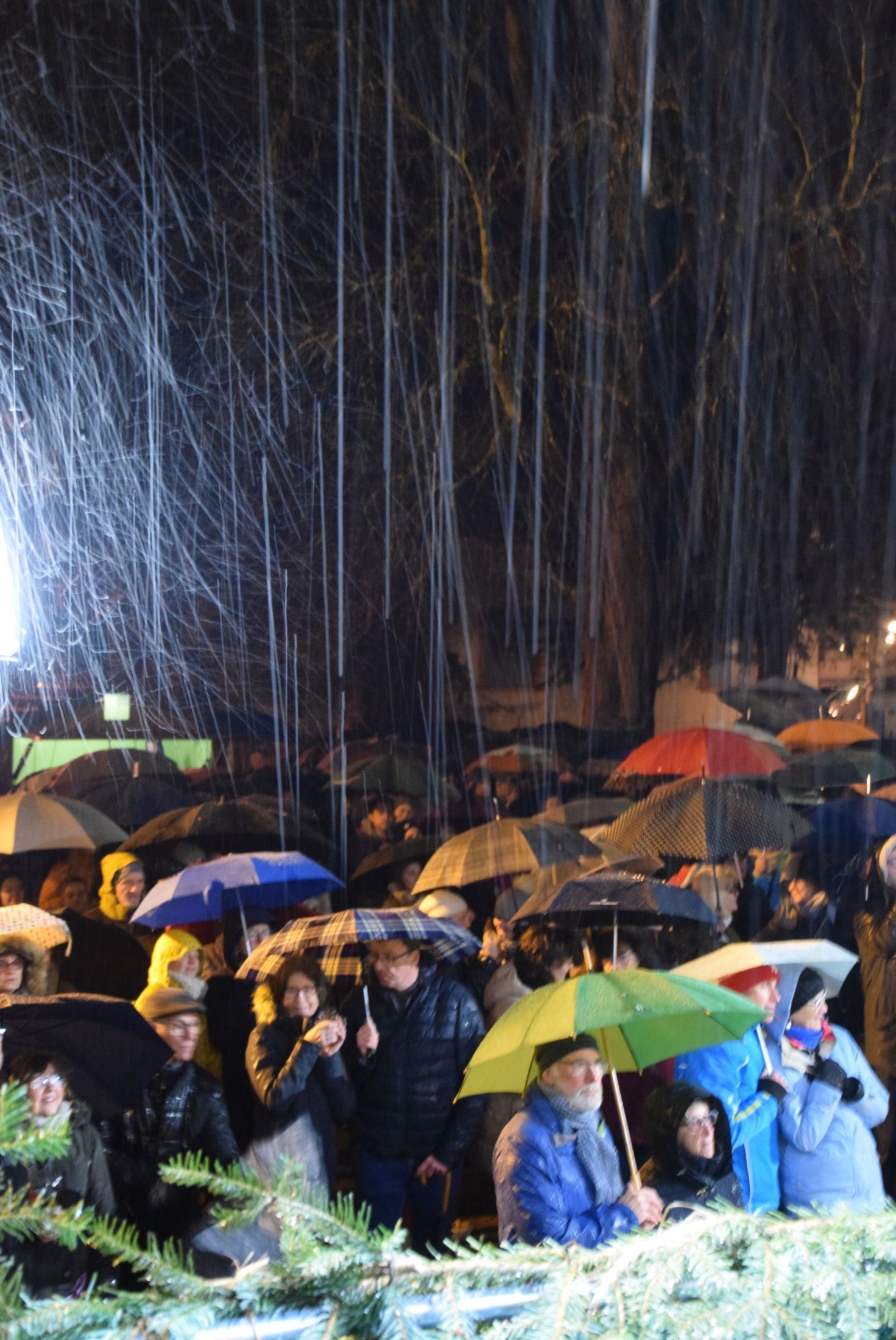Dauerregen auf das Schirmenmeer Dauerregen auf das Schirmenmeer